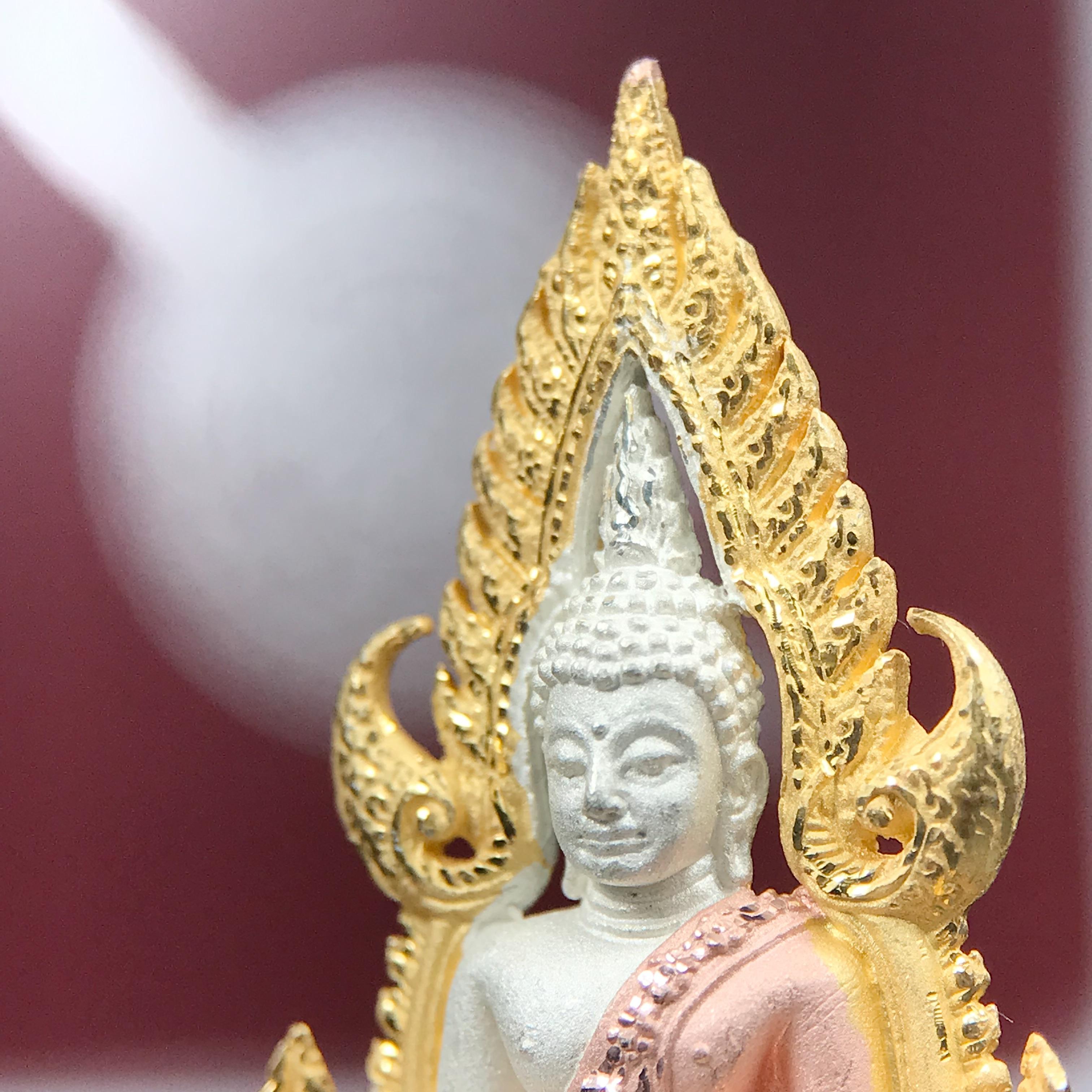 พระพุทธชินราช รุ่น ประวัติศาสตร์ มูลนิธิเพื่อตำรวจไทยจัดสร้าง ปี 2562 เนื้อเงินชุบสามกษัตริย์ขัดเงา พิมพ์พระพุทธชินราช ลอยองค์ แบบจิวเวอร์รี่(ขนาดสูง 3.5 ซม.) (สภาพ สวย ซีนซองเดิม กล่องบบรรจุเดิมครบสมบูรณ์)1 ใน 1999 องค์)