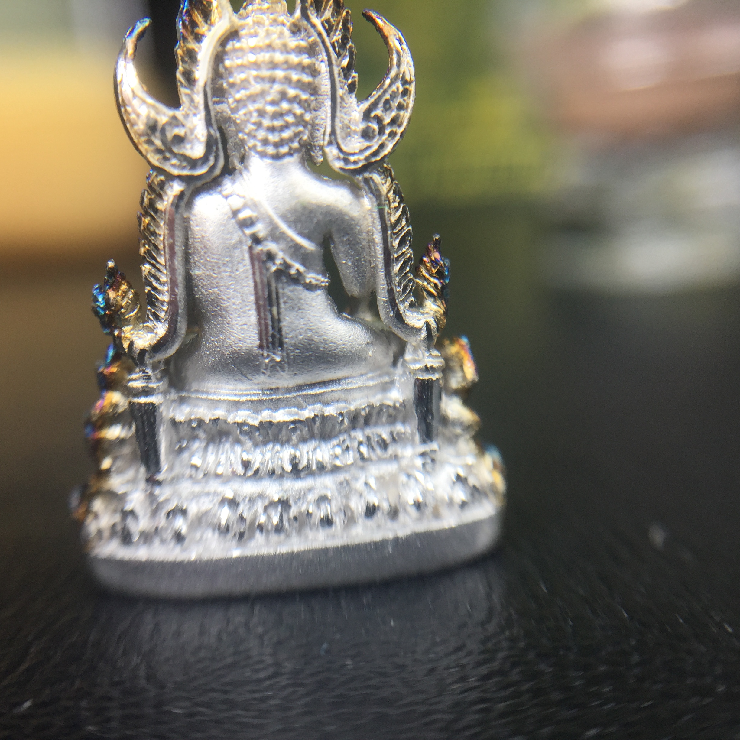 พระพุทธชินราช(จำลอง) ภปร. 84 พรรษา เนื้อเงินชุบทองคำขาว พิมพ์เล็กขนาดหน้าตัก 1/4 นิ้ว (สภาพผิวเดิมสวย ขึ้นสีรุ้งธรรมชาติ แบบนิยม)(พระราชทานมวลสาร จิตรลดาและเส้นพระเจ้า(เส้นผม))