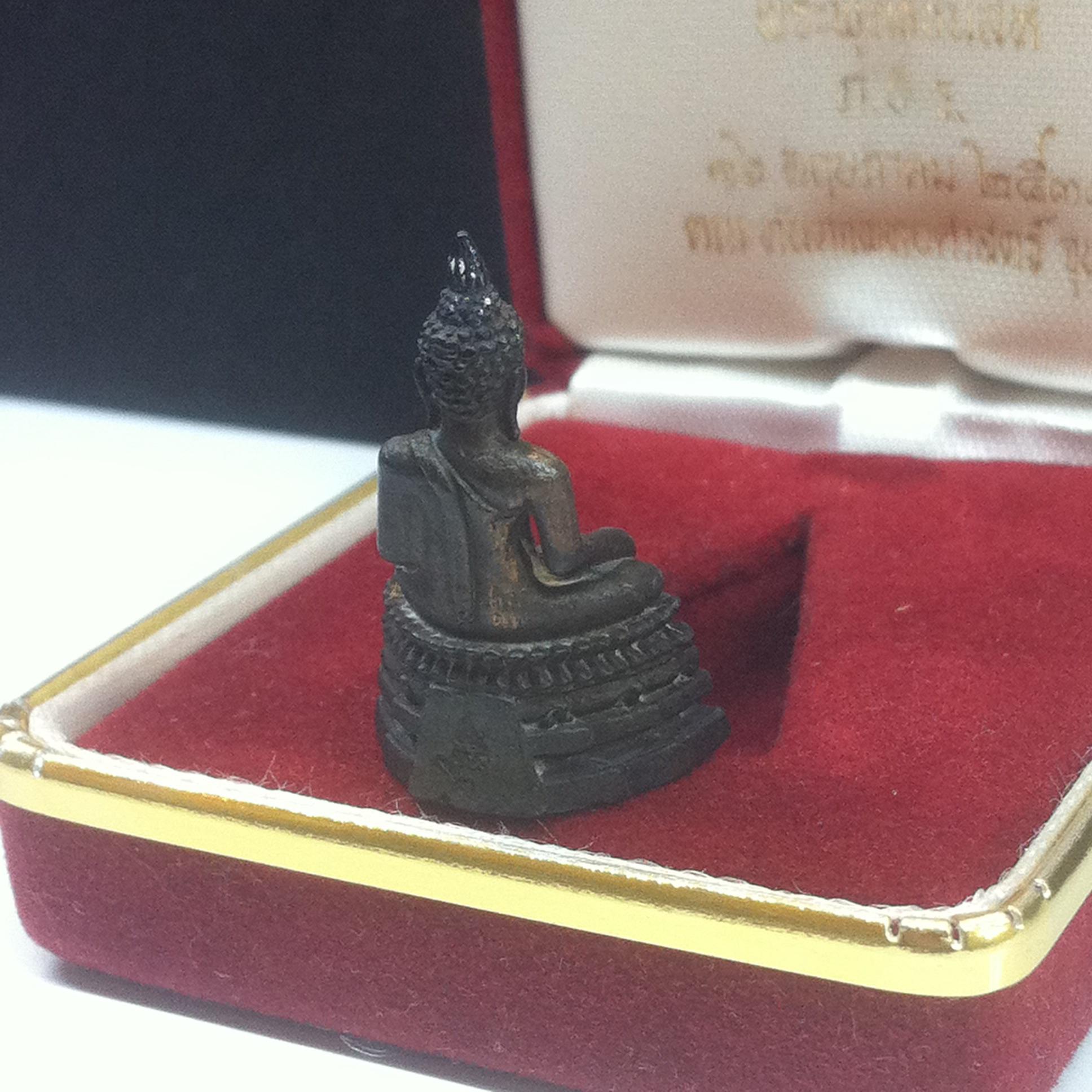 พระกริ่งพระพุทธชินสีห์ ภปร ปี33 เนื้อนวะโลหะ ปี2533 (พระรุ่นเดียวที่มีผงฟันในหลวง)