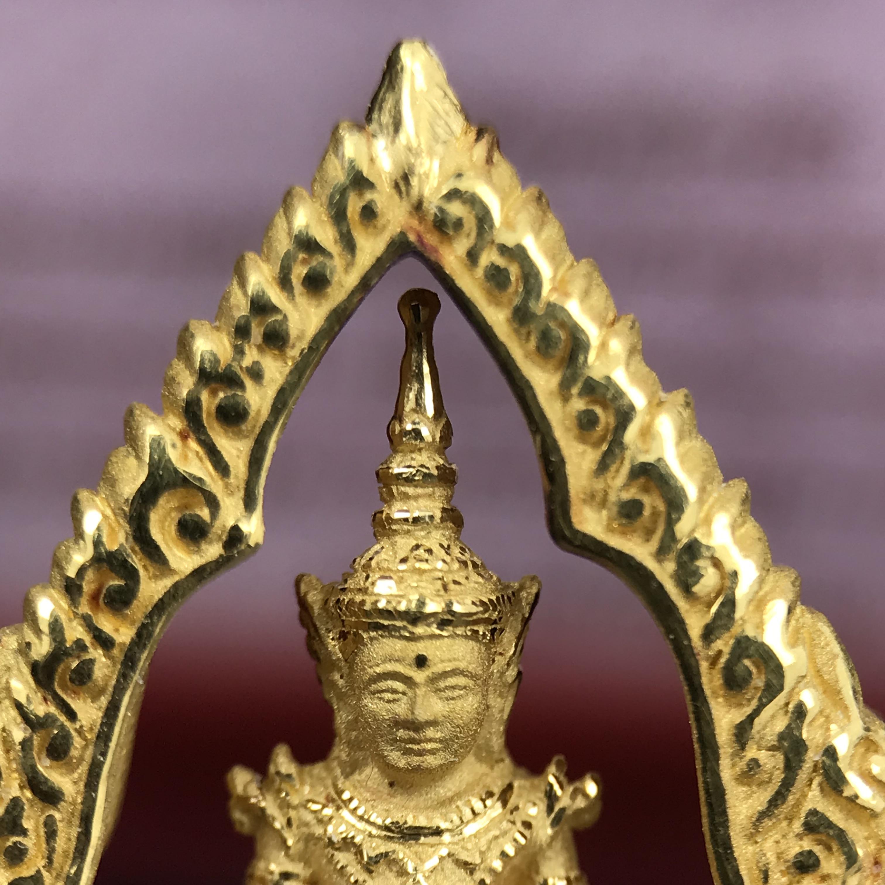 พระแก้วมรกต ภปร.(รุ่นแรก) ปี2545 รุ่นฉลองกรุงรัตนโกสินทร์ครบ 220 ปี พิมพ์ลอยองค์ทรงหยดน้ำ เนื้อทองคำบริสุทธิ์ 96.5%(11 กรัม) ขนาด 18*27 มม. พร้อมกล่องเดิมสวยครบสมบูรณ์(องค์หมายเลข ๙๙)(หมายเลขมงคลเจริญก้าวหน้าในทุกๆด้าน)สุดยอดมงคลแผ่นดินที่ควรเก็บรักษา