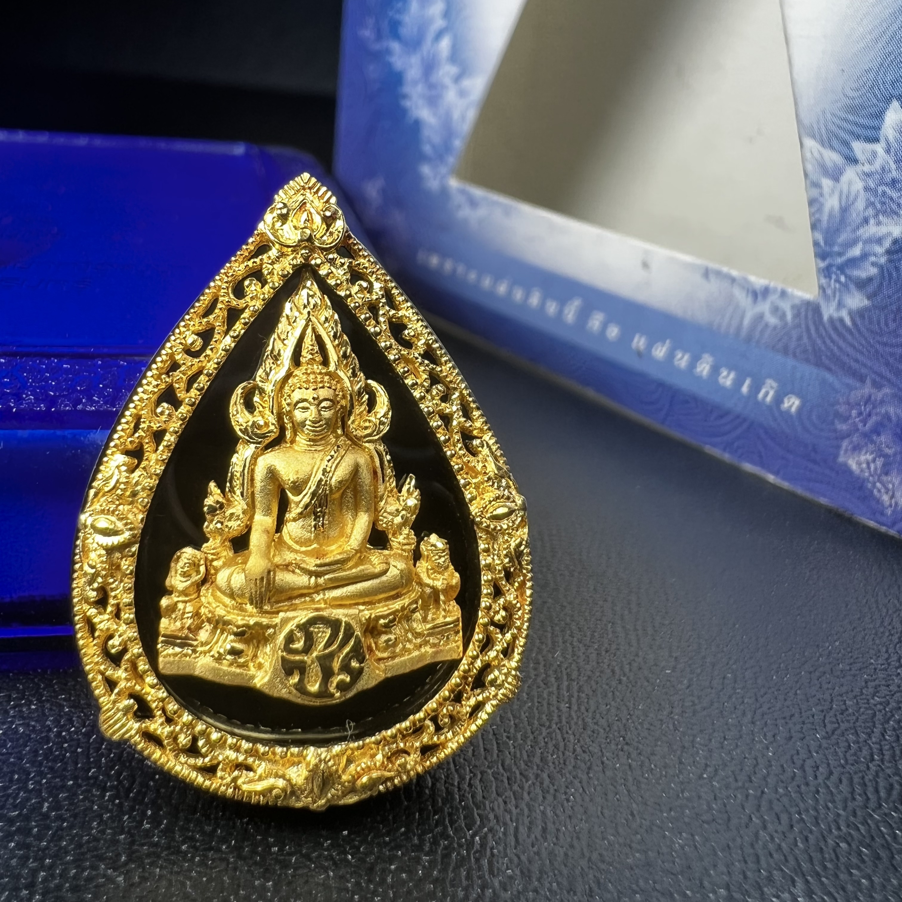 เหรียญพระพุทธชินราช ภปร. รูปหยดน้ำ โครงการ เพราะแผ่นดินนี้คือแผ่นดินเกิด เนื้อทองคำ (นน.รวม 7.3 กรัม) ปี2551 (ขนาด 21 x 29 มม.) (สวยงามหายาก)1ใน 3000องค์