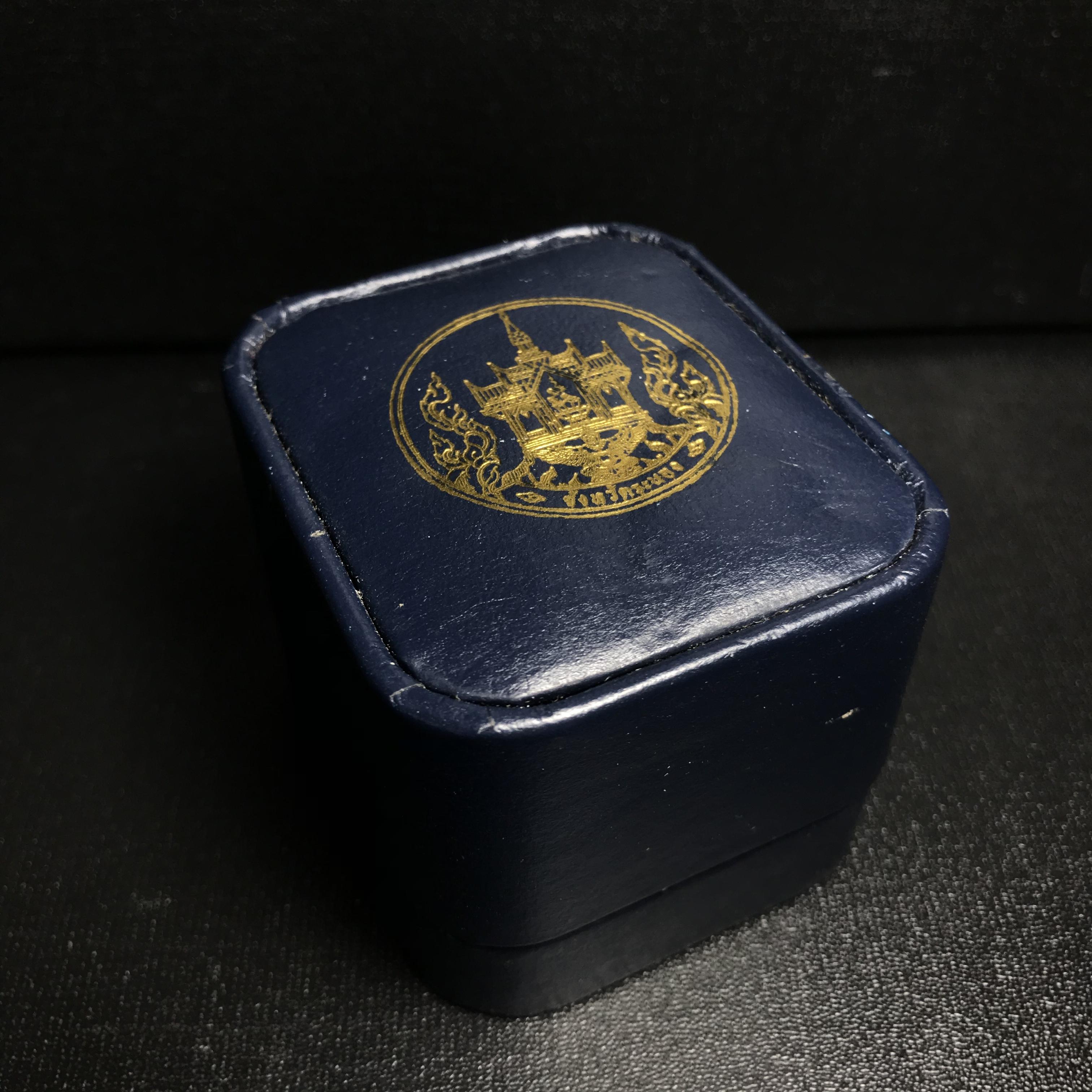 รูปหล่อลอยองค์พระโพธิสัตว์กวนอิม ทรงประทับมังกร จ.ระนอง เนื้อเงิน พิมพ์ใหญ่(สภาพผิวเดิม ขึ้นสีรุ้งธรรมชาติ แบบนิยม) เฉลิมฉลองในวโรกาสที่พระบาทสมเด็จพระเจ้าอยู่หัวทรงครองสิริราชสมบัติครบ 50 ปี จ.ระนอง พ.ศ.2539