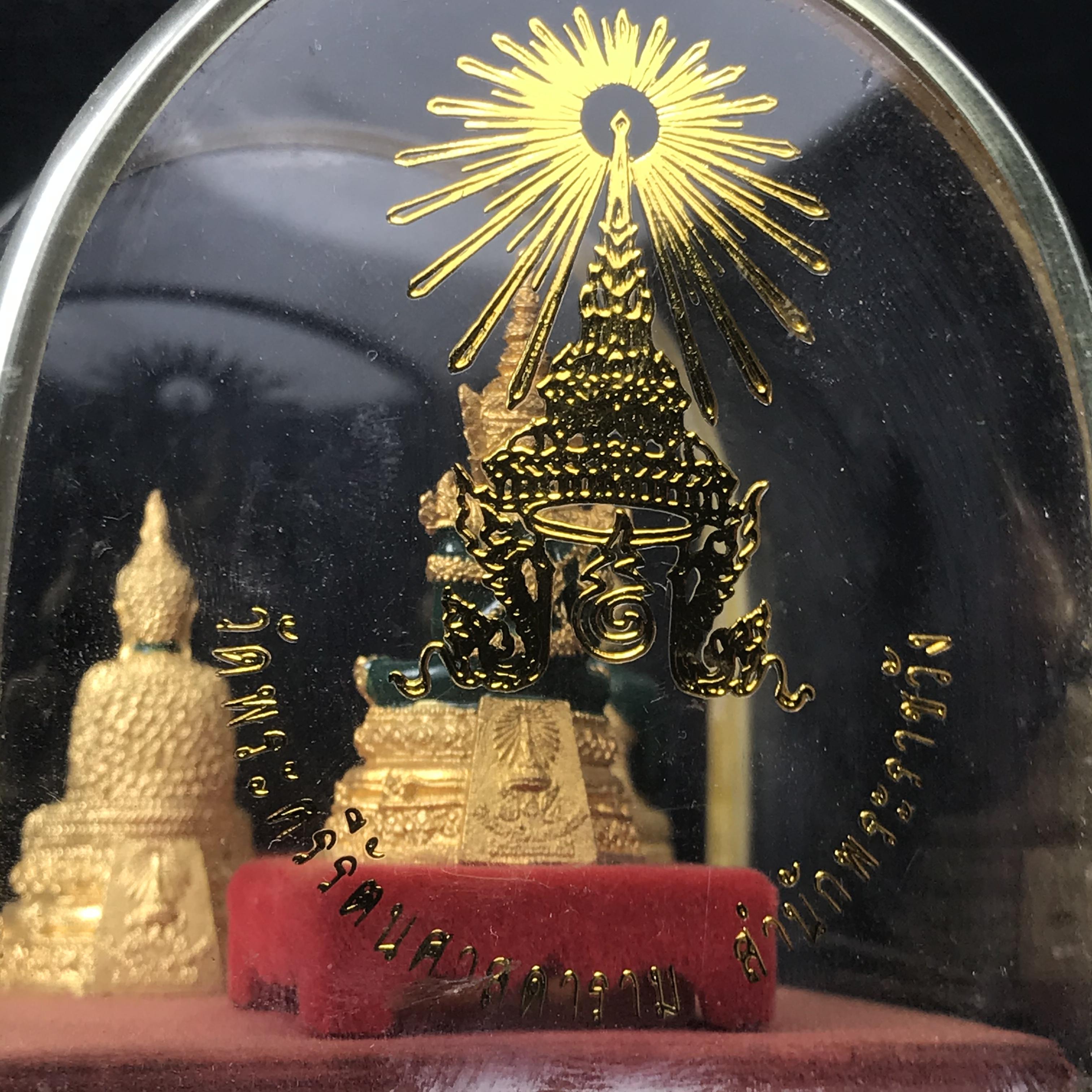 พระพุทธมหามณีรัตนปฏิมากร(พระแก้วมรกต) วัดพระศรีรัตนศาสดาราม สำนักพระราชวัง จัดสร้าง พิมพ์ทรงเครื่อง 3 ฤดู(ร้อน ฝน หนาว) หน้าตัก 1 นิ้วพร้อมครอบตู้เดิม(บรรจุมวลสารใต้ฐาน)