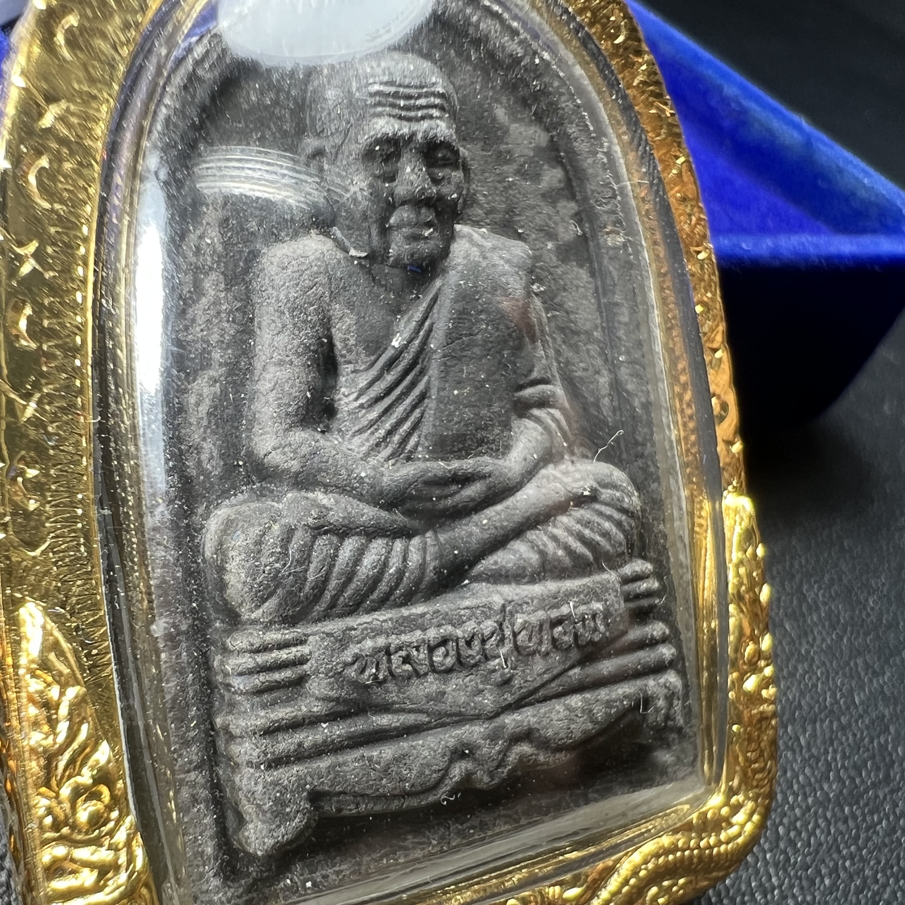 พระคู่ชุดของขวัญ พระหลวงปู่ทวด ภปร.ปี2547 ทรงกลีบบัวและกลีบขนุน(พิมพ์เตารีดและพิมพ์พระรอด)(ชนวนเก่า)เนื้อว่านด้านหลังมี ภปร. เป็นโลหะผสมสูง 3.3ซม.พิธีใหญ่ มวลสารดี ปลุกเสกวัดพระแก้ว(พร้อมกล่องบรรจุเดิม งานเลี่ยมกรอบเดิมจากผู้จัดสร้างห่อหุ้มด้วยทองนพเกล้า)