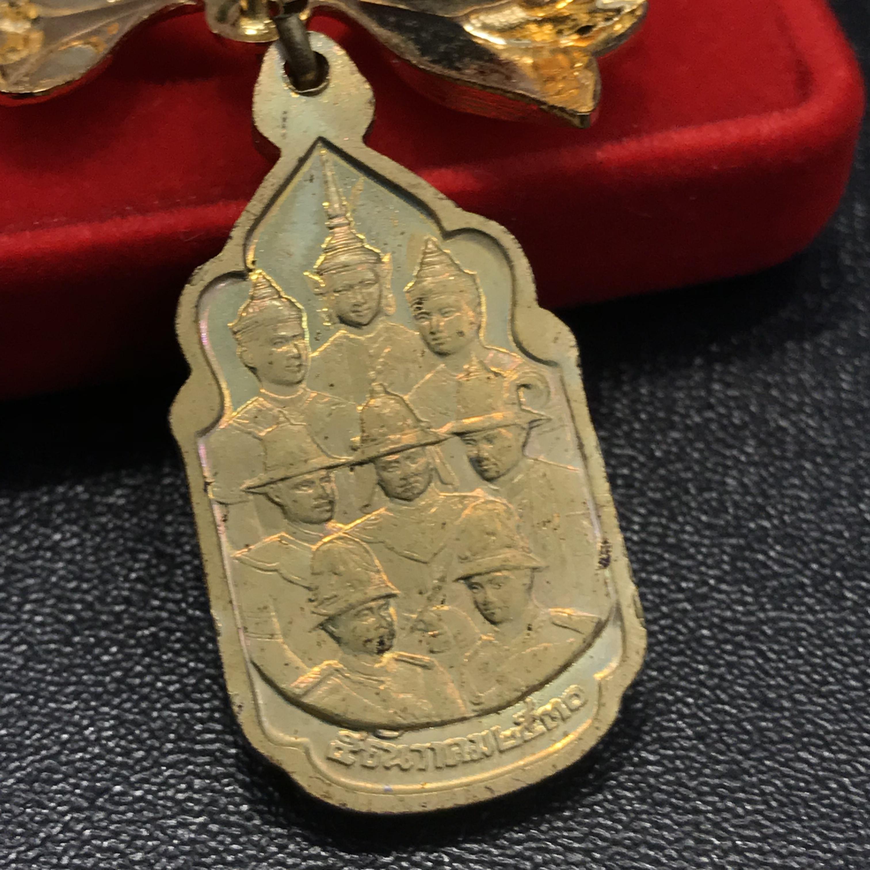 เหรียญนวมหาราชเฉลิมพระชนพรรษา 5 รอบ รัชกาลที่9 ปี 2530 เนื้อบรอนซ์ทอง พิมพ์มีโบว์พร้อมกล่องบรรจุเดิมแบบกำมะหยี่(หายาก)