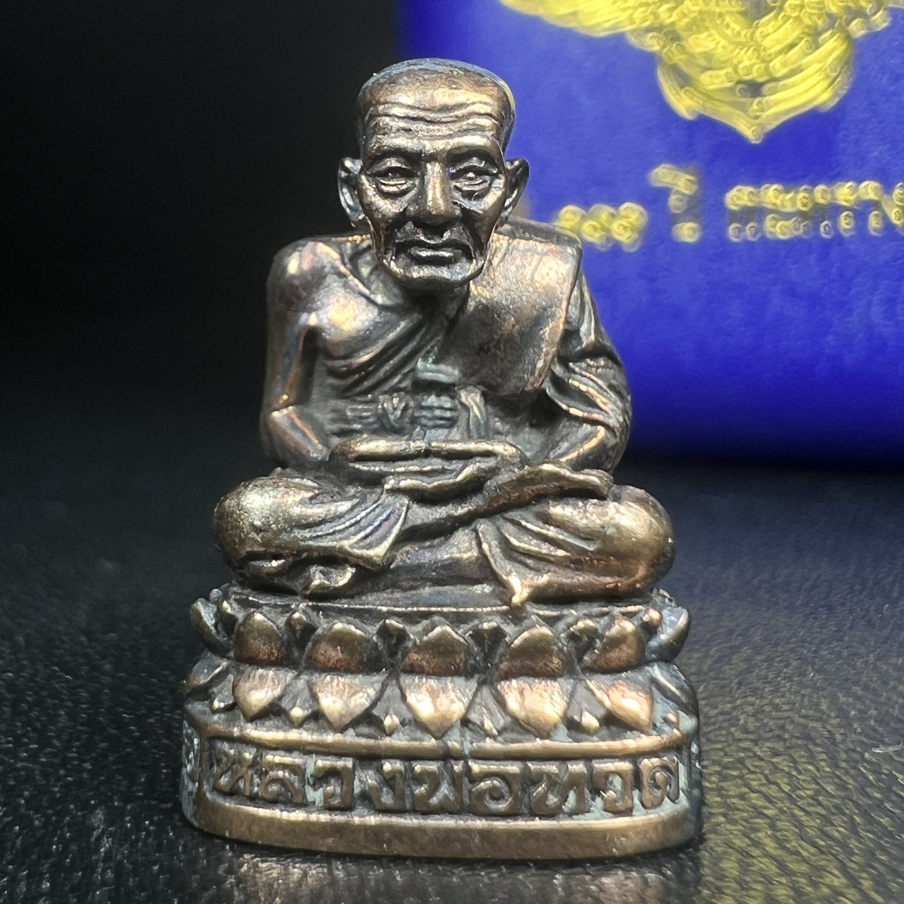 รูปเหมือนหล่อลอยองค์หลวงปู่ทวด รุ่น 111ปี กระทรวงกลาโหม เนื้อนวโลหะรมดำ-ปัดเงา ปี2540 พิธีใหญ่ เข้มขลัง นิยม พร้อมกล่องบรรจุเดิม(คัดสภาพสวยผิวเทพๆผิวรุ้งๆ)ทั้งพิธีทั้งพุทธศิลป์ทรงคุณค่าอีกหนึ่งรุ่นยอดนิยม