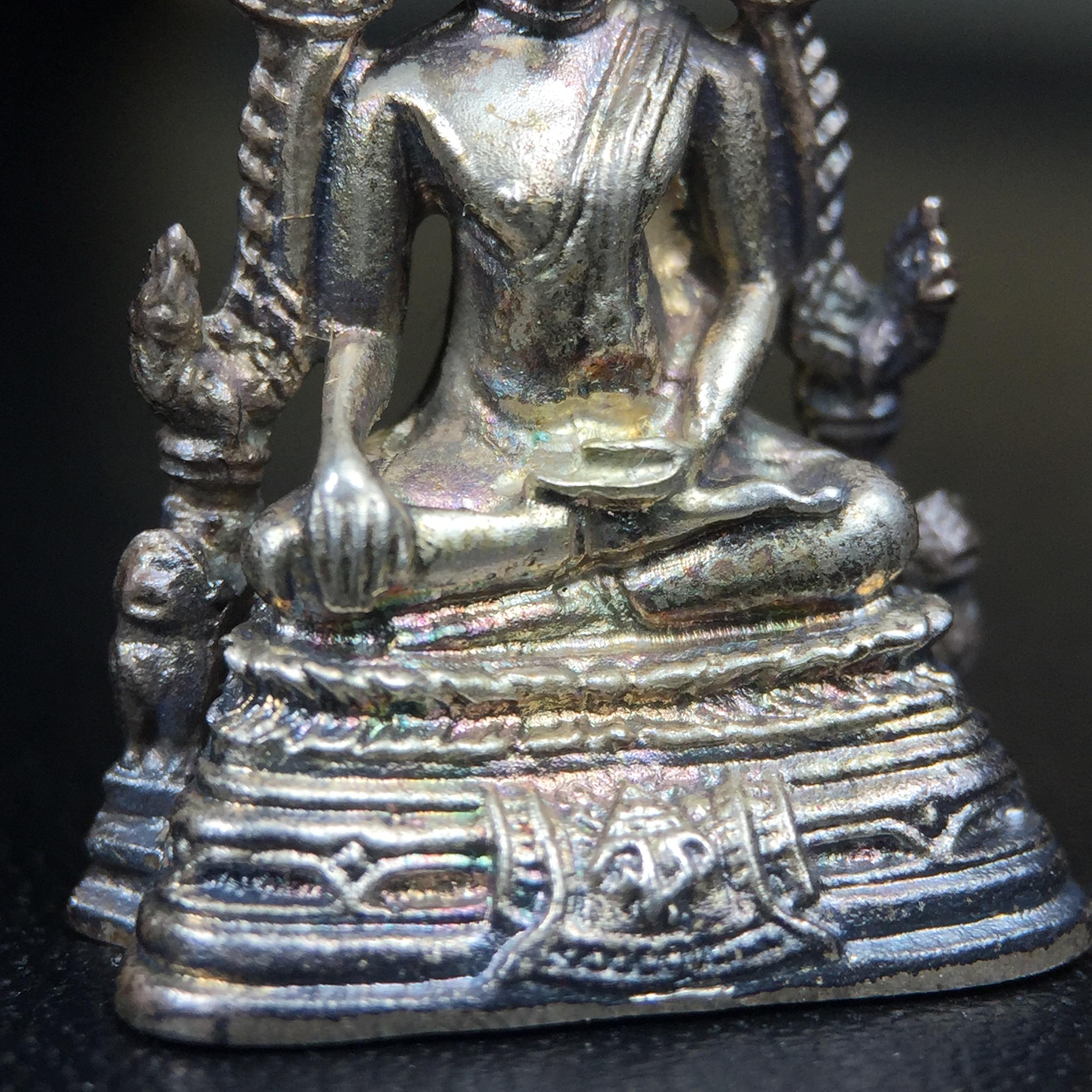 พระกริ่งพระพุทธชินราช มวก. วัดเบญจมบพิตร ปี 2519(รุ่นพิเศษ รุ่นแรก รุ่นเดียว)เนื้อเงิน(สภาพสวยผิวเดิมติดรุ้งผิวขึ้นน้ำทองสวยมีเสน่ห์ตามกาลเวลา)(ในหลวงรัชกาลที่9และสมเด็จพระราชินีเสด็จฯเททอง)(พิธีใหญ่ เกจิอาจารย์ในยุคยอดนิยมร่วมปลุกเสก) (องค์หมายเลข ๒๕๓๐)