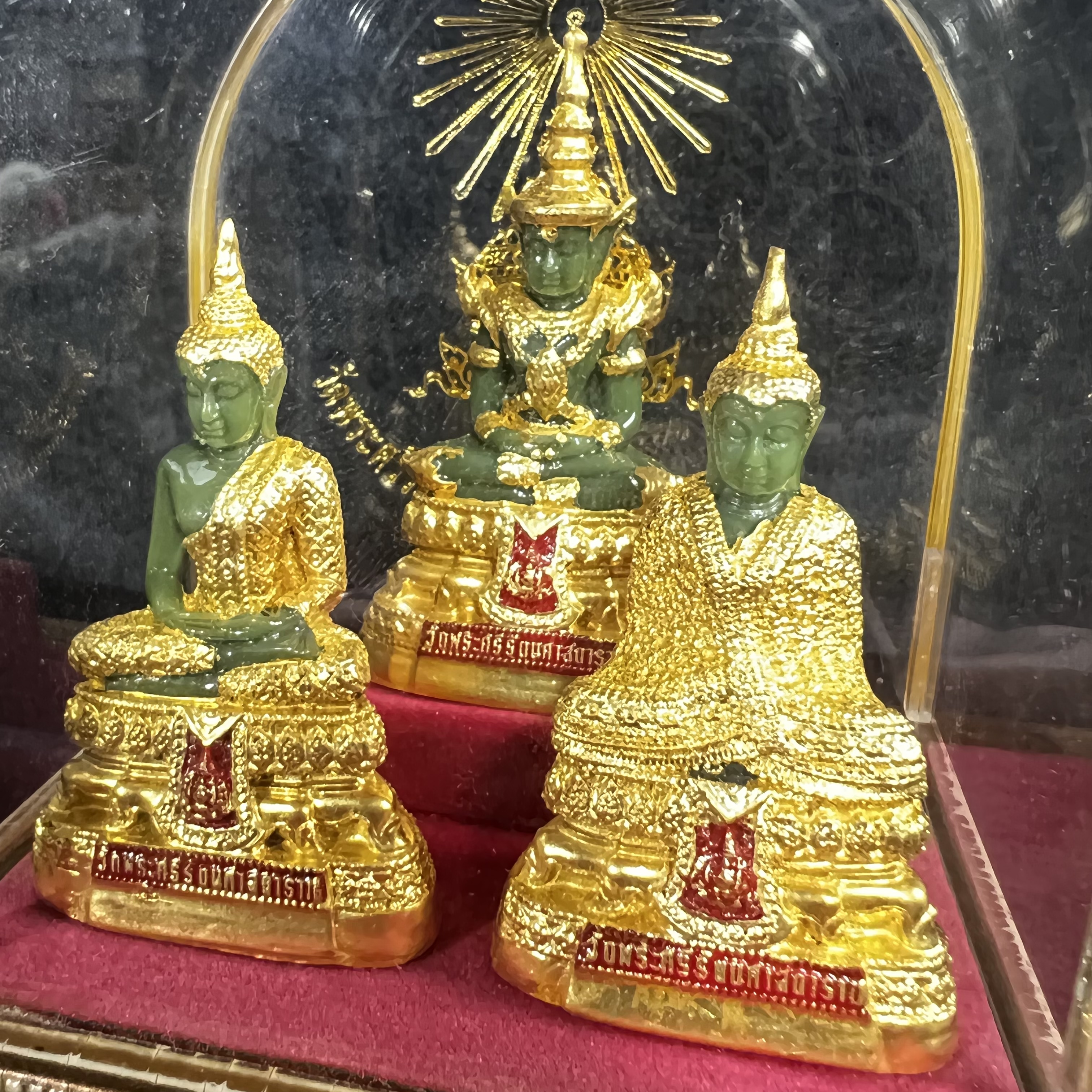 พระพุทธมหามณีรัตนปฏิมากร(พระแก้วมรกต) วัดพระศรีรัตนศาสดาราม สำนักพระราชวัง จัดสร้าง พิมพ์ทรงเครื่อง 3 ฤดู(ร้อน ฝน หนาว) หน้าตัก 2 นิ้วพร้อมครอบตู้เดิม(บรรจุมวลสารใต้ฐาน)