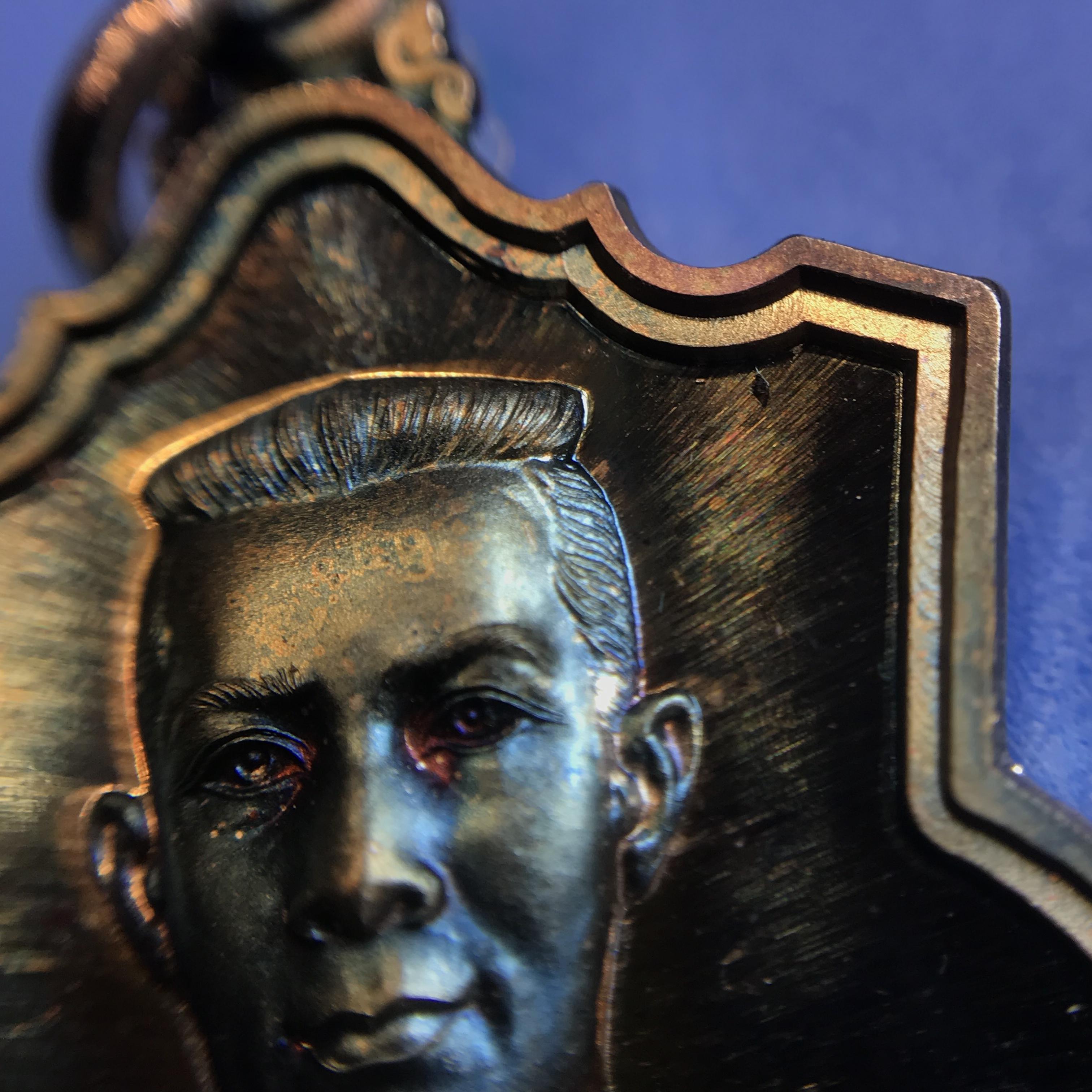 เหรียญสมเด็จพระนเรศวรมหาราช รุ่นสู้ หลัง สก. พิธีใหญ่ ปี 2548 เนื้อเงิน ผิวเดิมขึ้นสีรุ้งสวยนิยม พร้อมกล่อง