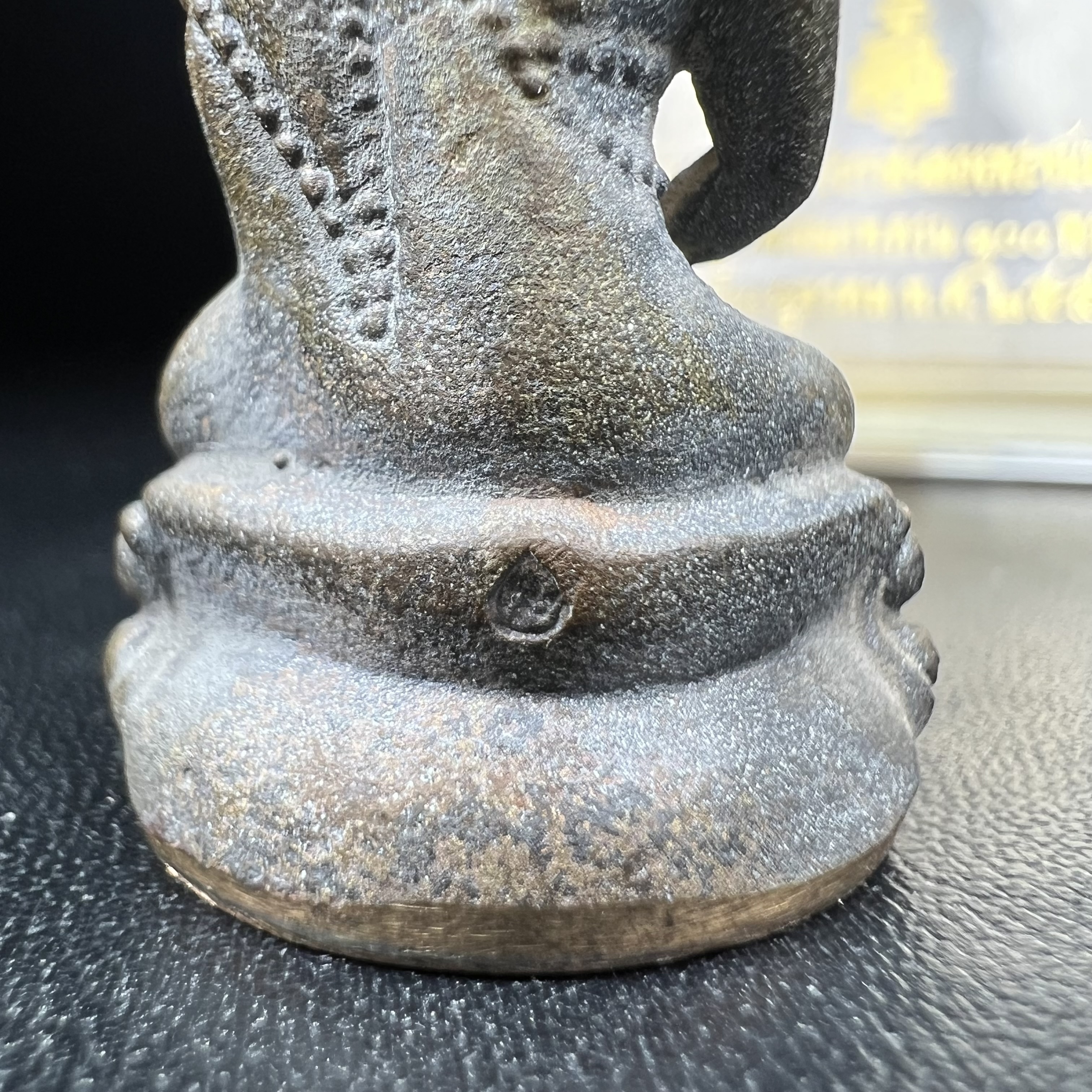 พระกริ่งชินบัญชรฉลองพระชันษา 100 ปี สมเด็จพระญาณสังวร วัดบวรนิเวศวิหาร ปี 2556 เนื้อนวโลหะผสมทองคำก้นทองแดง พิธีใหญ่ มวลสารเด่น นิยม(1 ใน 2556 องค์)***องค์หมายเลข ๙๙๔***