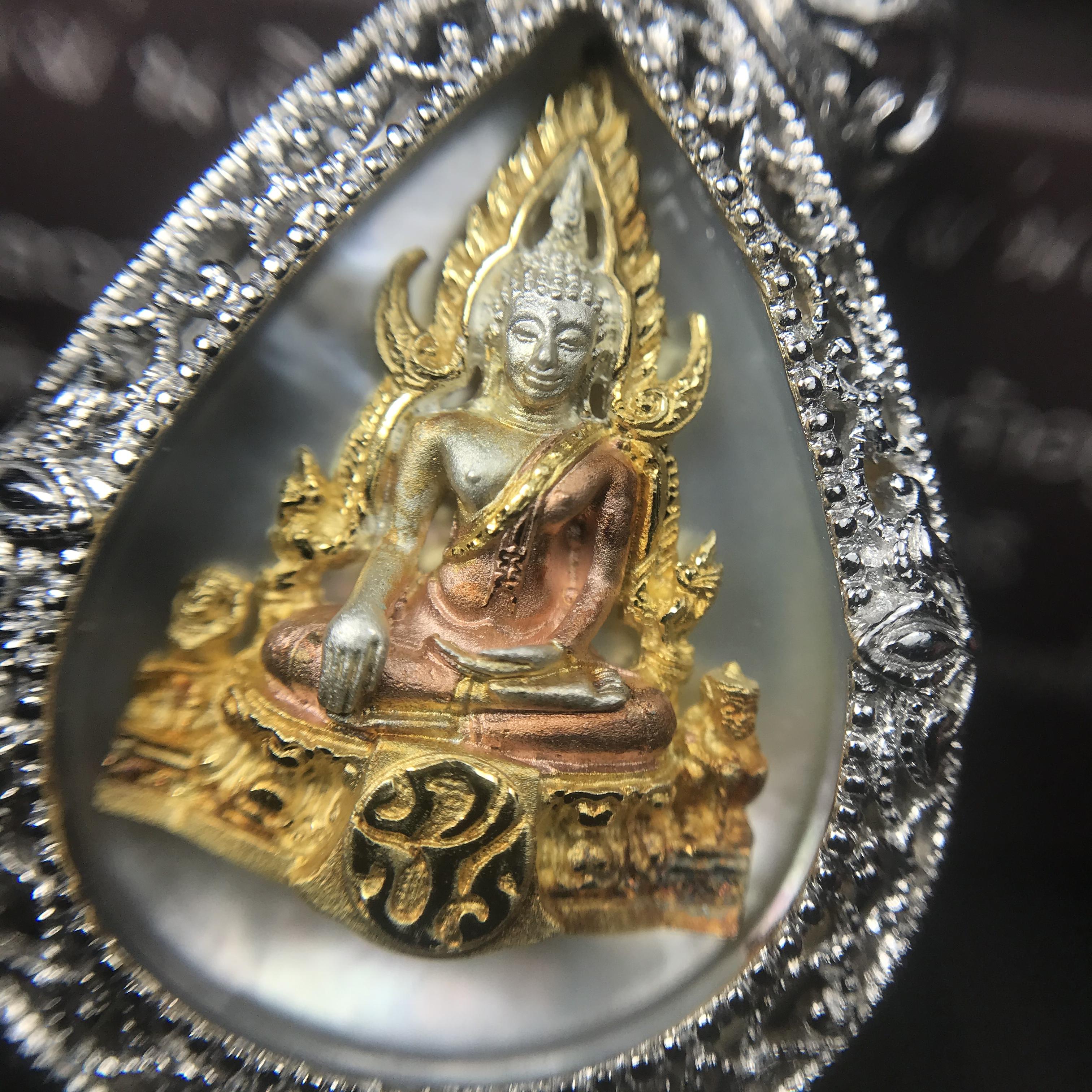 พระพุทธชินราช ภปร. โครงการ "เพราะแผ่นดินนี้ คือ แผ่นดินเกิด" ปี2548(รุ่นแรก) เหรียญทรงหยดน้ำ ขนาด 21 x 31 มม. เนื้อเงินสามกษัตริย์ องค์พระชุบสามกษัตริย์ ล้อมด้วยกรอบเงินชุบทองคำขาวสลักเสลาเป็นลวดลายละเอียดอ่อน ส่วนพื้นองค์พระเป็นเปลือกหอยมุข