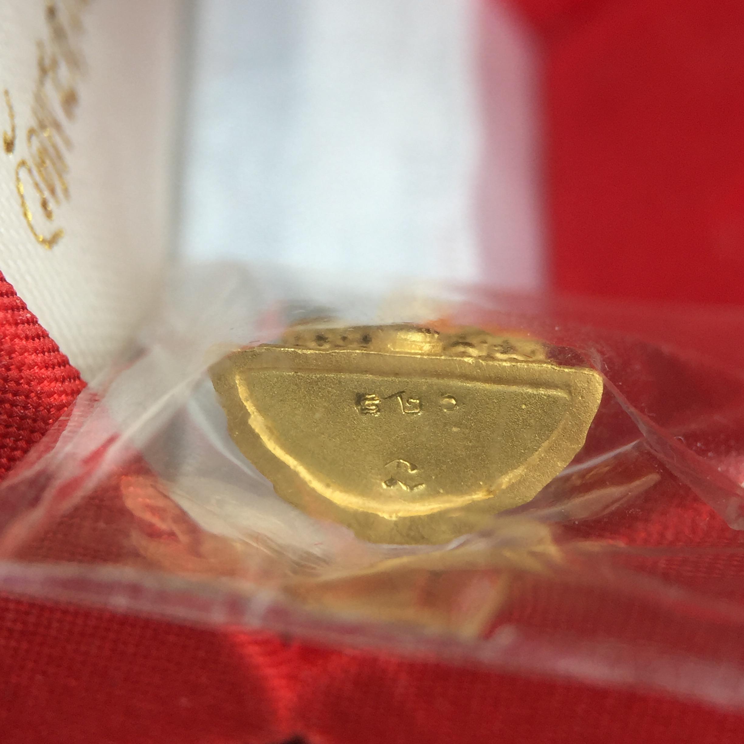 พระชัยวัฒน์พุทธสิหิงค์ ภปร. รุ่นสร้างหอพระธรรมศาสตร์ ปี2542 เนื้อทองคำ(5.9 กรัม)(ผิวเดิม ซีนซองเดิม กล่องครบสวยสมบูรณ์) มหาพิธี 3วาระอันยิ่งใหญ่(ตอกโค๊ตและหมายเลข๘๒๑) (1ใน5000องค์)