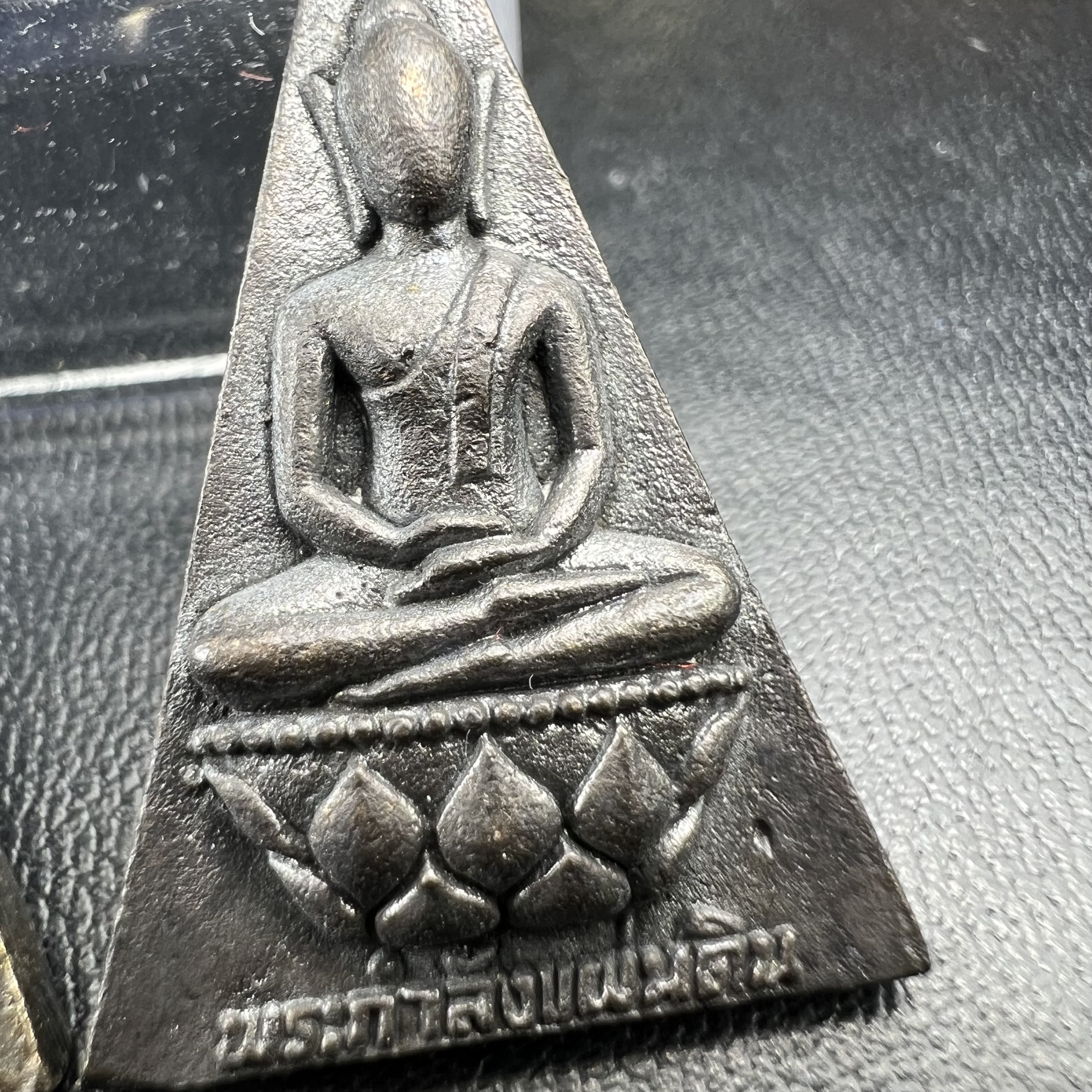 พระกำลังแผ่นดิน (สมเด็จจิตรลดา2) จัดสร้างเฉลิมพระเกียรติ ร.9 ครองราชย์ 50 ปี 2539 เนื้อเงิน(ผิวเดิมกลับดำ รุ้งๆสวย)+เนื้อนวโลหะ(สร้างน้อยหายาก)พร้อมกล่องบรรจุเดิมครบสมบูรณ์(1ใน2539องค์)