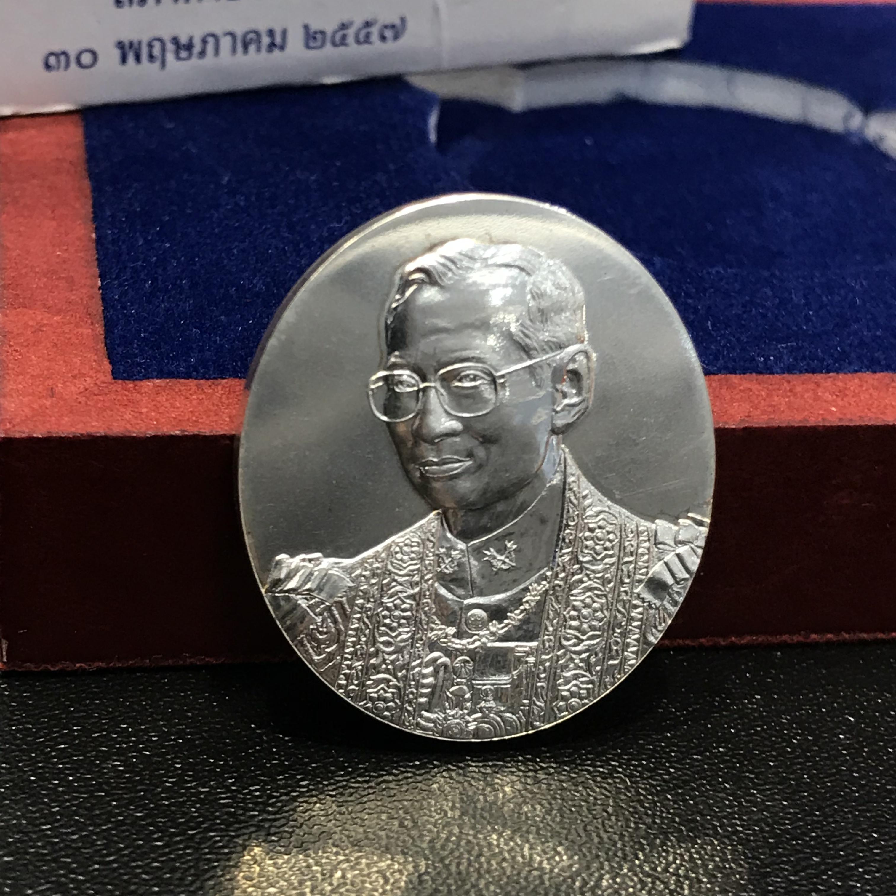 เหรียญพระบรมรูปพระบาทสมเด็จพระเจ้าอยู่หัว ที่ระลึก 100 ปี โรงพยาบาลจุฬาลงกรณ์ สภากาชาดไทย เนื้อเงิน(บล็อกโมเน่( Monnaie De Paris))1ใน5000เหรียญ