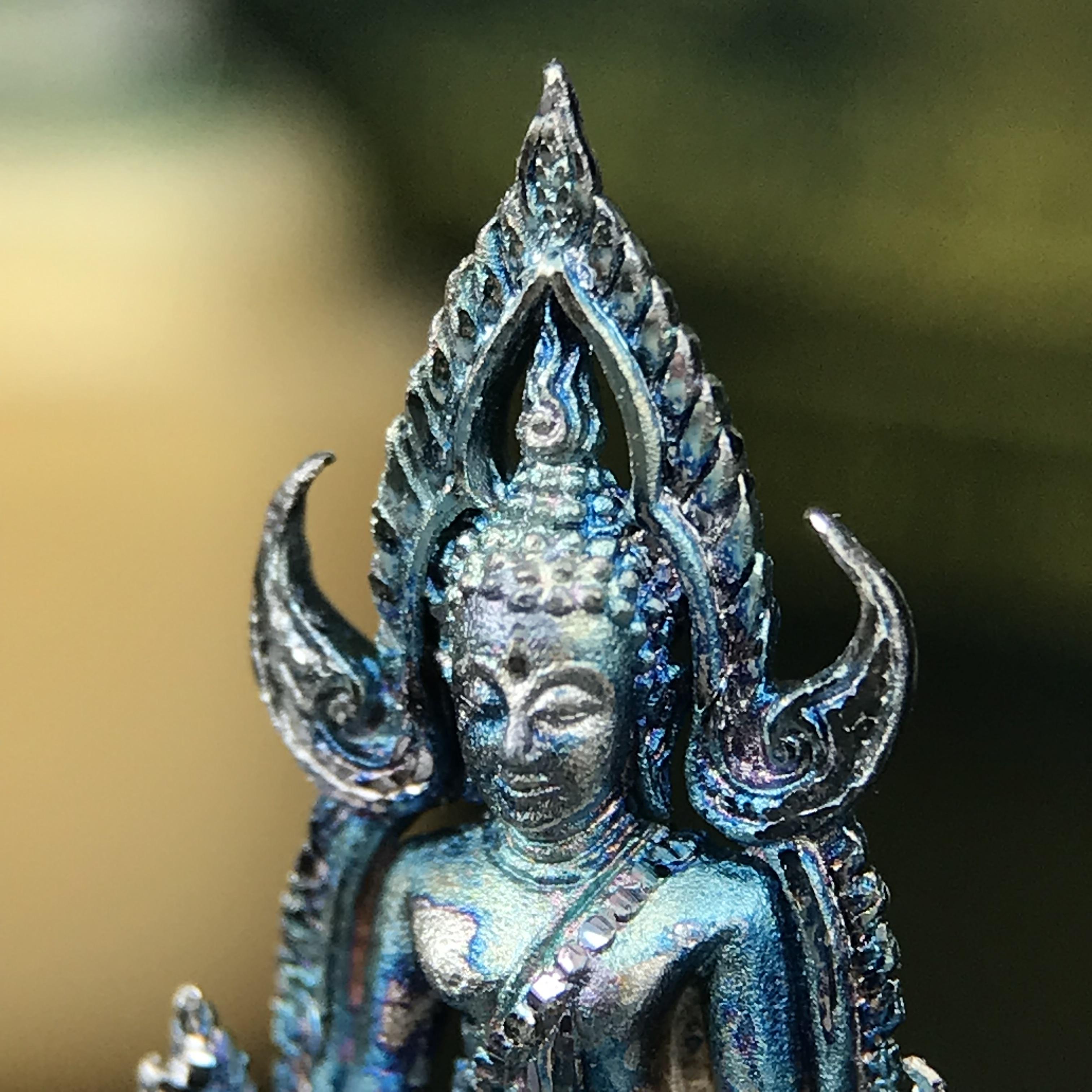 พระพุทธชินราช ภปร. 84 พรรษา ในหลวงรัชกาลที่ 9 พิมพ์เล็กขนาดหน้าตัก 1/4 นิ้ว(สูง 2.0 ซม.)เนื้อเงินชุบทองคำขาว (สภาพผิวเดิมสวย ขึ้นสีรุ้งฟ้าครามธรรมชาติสวยมาก แบบนิยม)(พระราชทานมวลสาร จิตรลดาและเส้นพระเจ้า(เส้นผม))พุทธศิลป์ทรงคุณค่าอีกหนึ่งรุ่นยอดนิยม