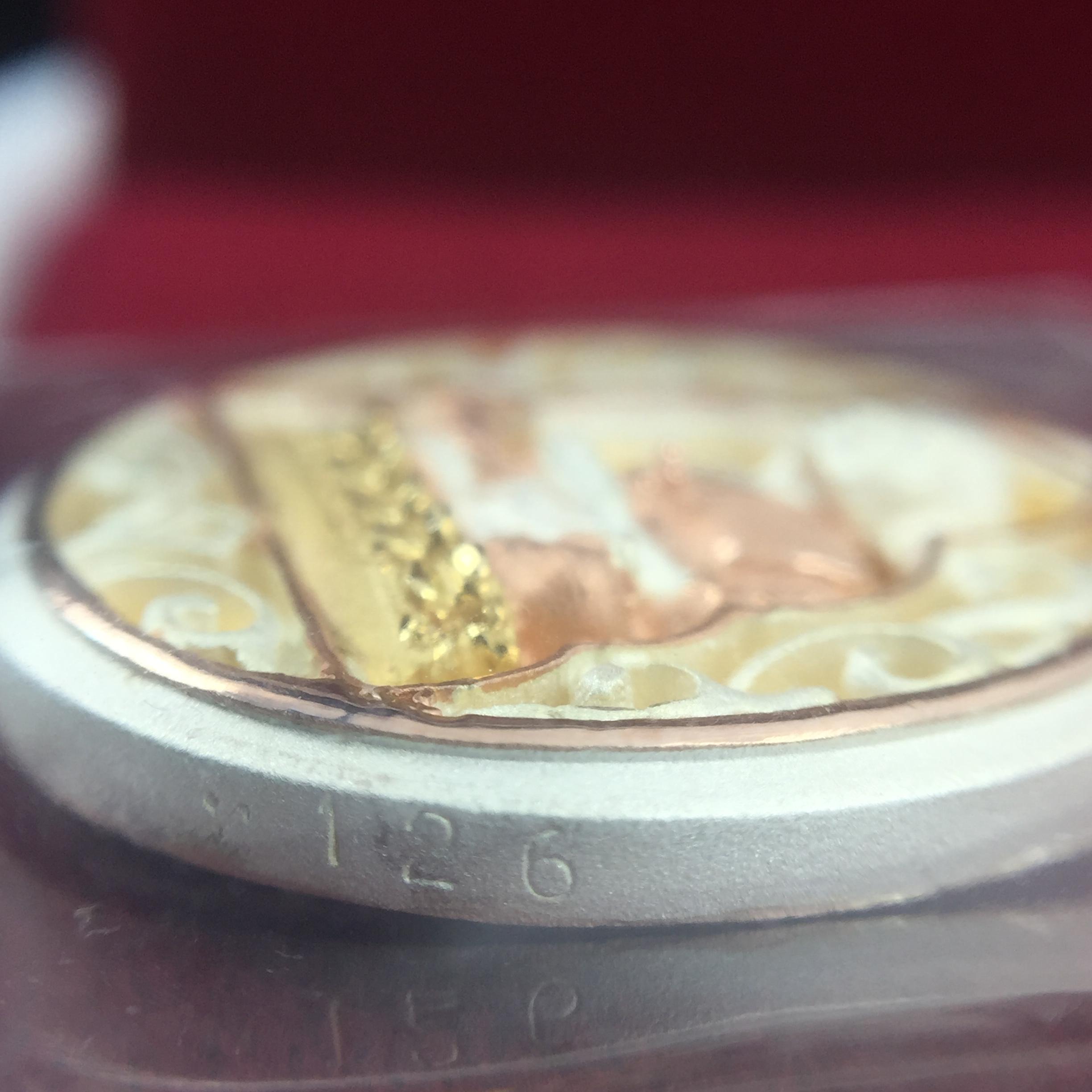 เหรียญหลวงพ่อทวด รุ่นมงคลบารมี วัดประสาทบุญญาวาส ปี 2545 เนื้อเงินสามกษัตริย์ พิมพ์ทรงรูปไข่เล็ก(ขนาด 2.0*1.8 ซม.)ฉลุลายฉากพี้นหลังสีทองสวยงาม ตอกโค๊ตมีหมายเลข พร้อมกล่องบรรจุเดิม