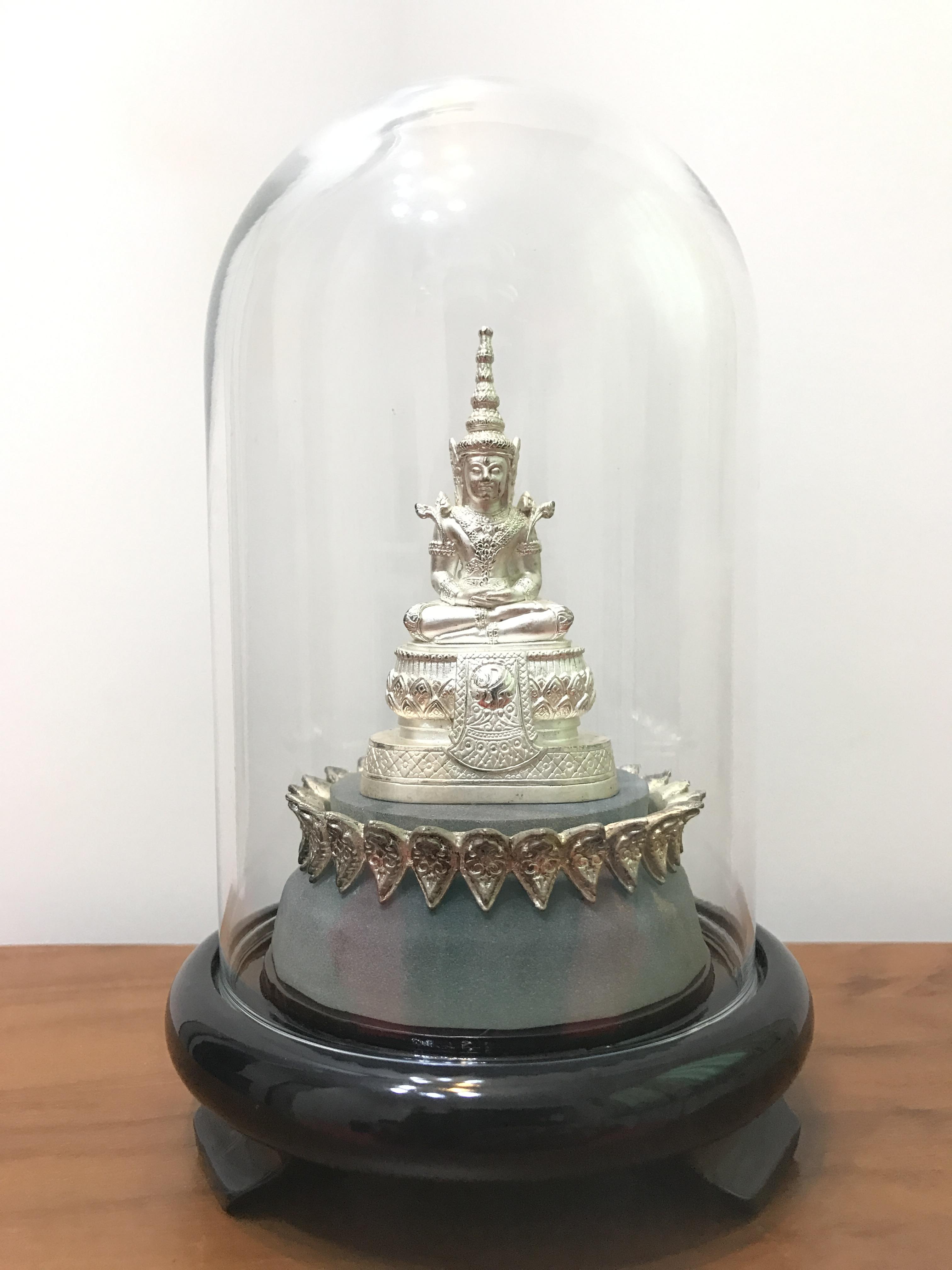 พระแก้วมรกต ภปร(รุ่นแรก) ปี45 รุ่นฉลองกรุงรัตนโกสินทร์ครบ 220 ปี หล่อลอยองค์ เนื้อเงิน ขนาดบูชา 50*90 มม. พร้อมฐานวางครอบแก้วเดิมครบสมบูรณ์(สวยงามและหายากมาก)