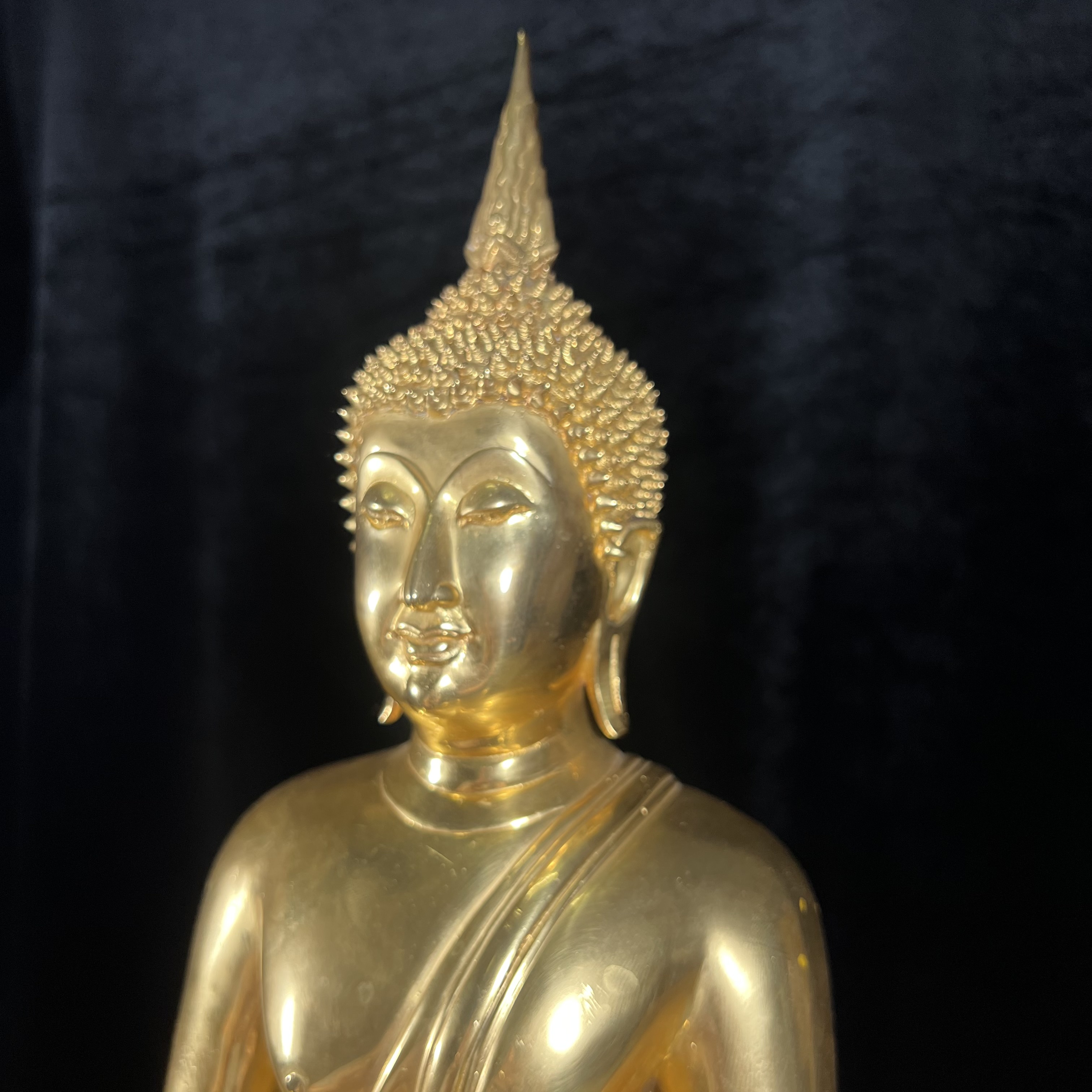 พระบูชาพระพุทธศิรมงคล ภปร. วัตถุมงคลคุ้มเกล้า ปี 2524 ของมูลนิธิคุ้มเกล้า โรงพยาบาลภูมิพลจัดสร้าง ขนาดหน้าตัก 9นิ้ว(ในหลวงรัชกาลที่9 ทรงจุดไฟพระฤกษ์และเททอง พิธีใหญ่)ยอดนิยมหายาก