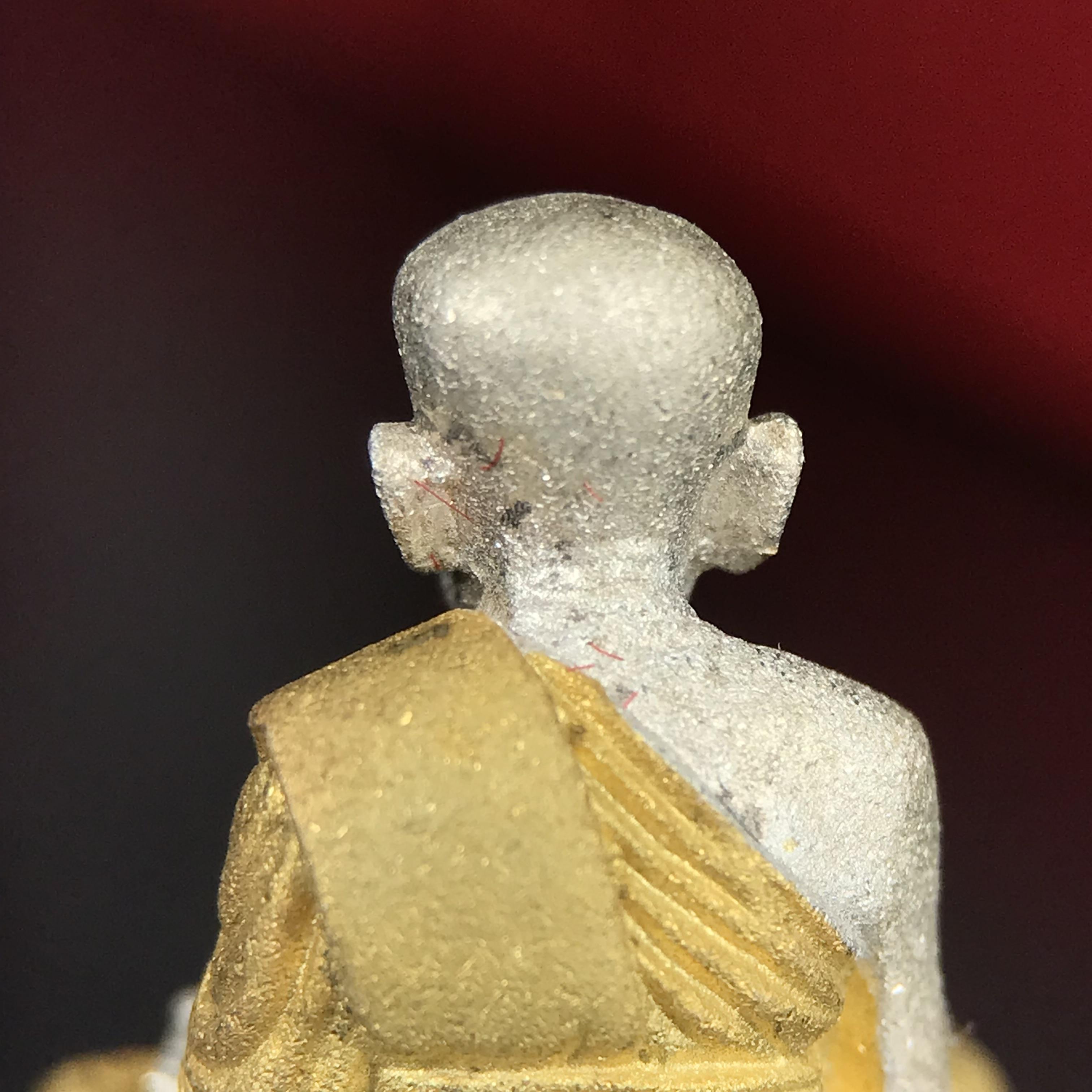 สมเด็จหลวงปู่ทวด วัดช้างให้ รุ่น เฉลิมพระเกียรติ ตราสัญลักษณ์ มวก. พิมพ์ลอยองค์เนื้อเงิน-สามกษัตริย์ ปี 2544 พิธีพุทธาภิเษกใหญ่ ณ อุโบสถวัดช้างให้และอุโบสถวัดพระศรีรัตนศาสดาราม ( วัดพระแก้ว )โดยนิมนต์เกจิชื่อดังสายใต้ทั้งหมดจำนวน 108 รูป