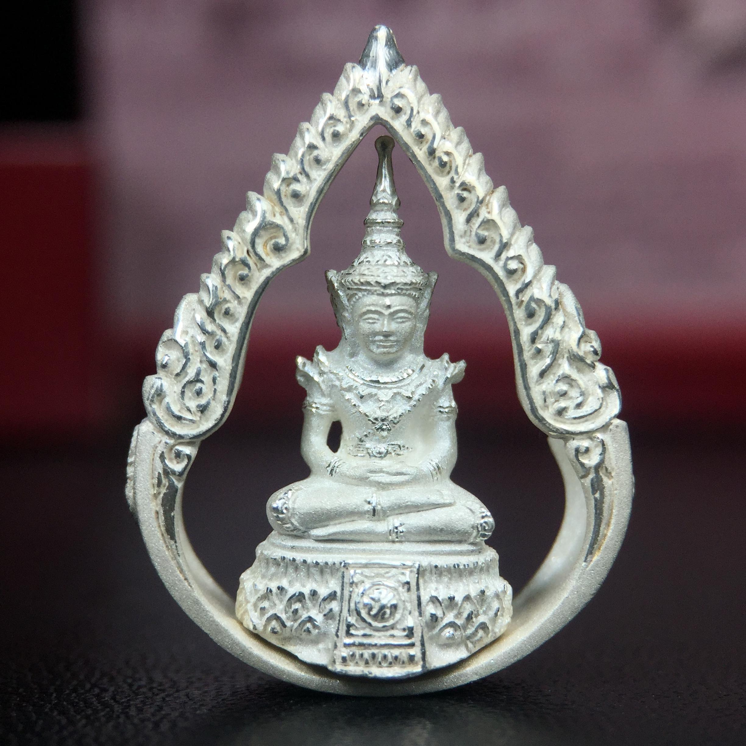พระแก้วมรกต ภปร.(รุ่นแรก) ปี2545 รุ่นฉลองกรุงรัตนโกสินทร์ครบ 220 ปี พิมพ์ลอยองค์ทรงหยดน้ำ เนื้อเงินบริสุทธิ์ 92.5% ขนาด 18*27 มม. พร้อมกล่องบรรจุเดิม สวยครบสมบูรณ์(องค์หมายเลขสวย 1555)