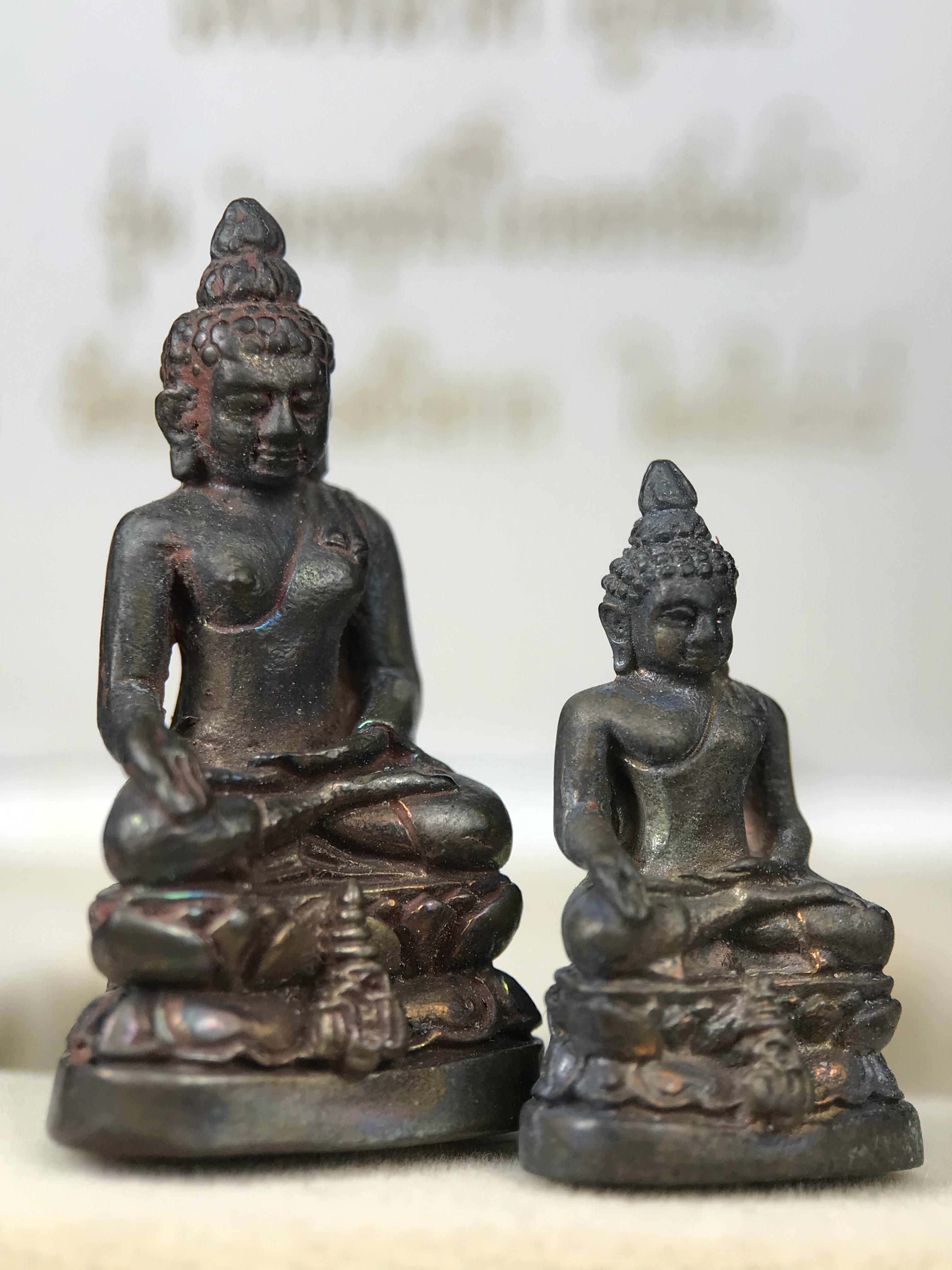 พระกริ่ง-พระชัยวัฒน์ ไพรีพินาศ ญสส.รุ่น นวฤทธิ์โภคทรัพย์ ปี 2544 อุดผงพุทธคุณ บรรจุมวลสารจิตรลดา และเส้นพระเกศาของสมเด็จพระญาณสังวร พระสังฆราชฯ พร้อมกล่องบรรจุเดิม เนื้อนวโละผิวปัดแต่ง(นำฤกษ์) ชุดหมายเลข ๑๙(1ใน 999 ชุด) หายากพบเจอน้อยมาก