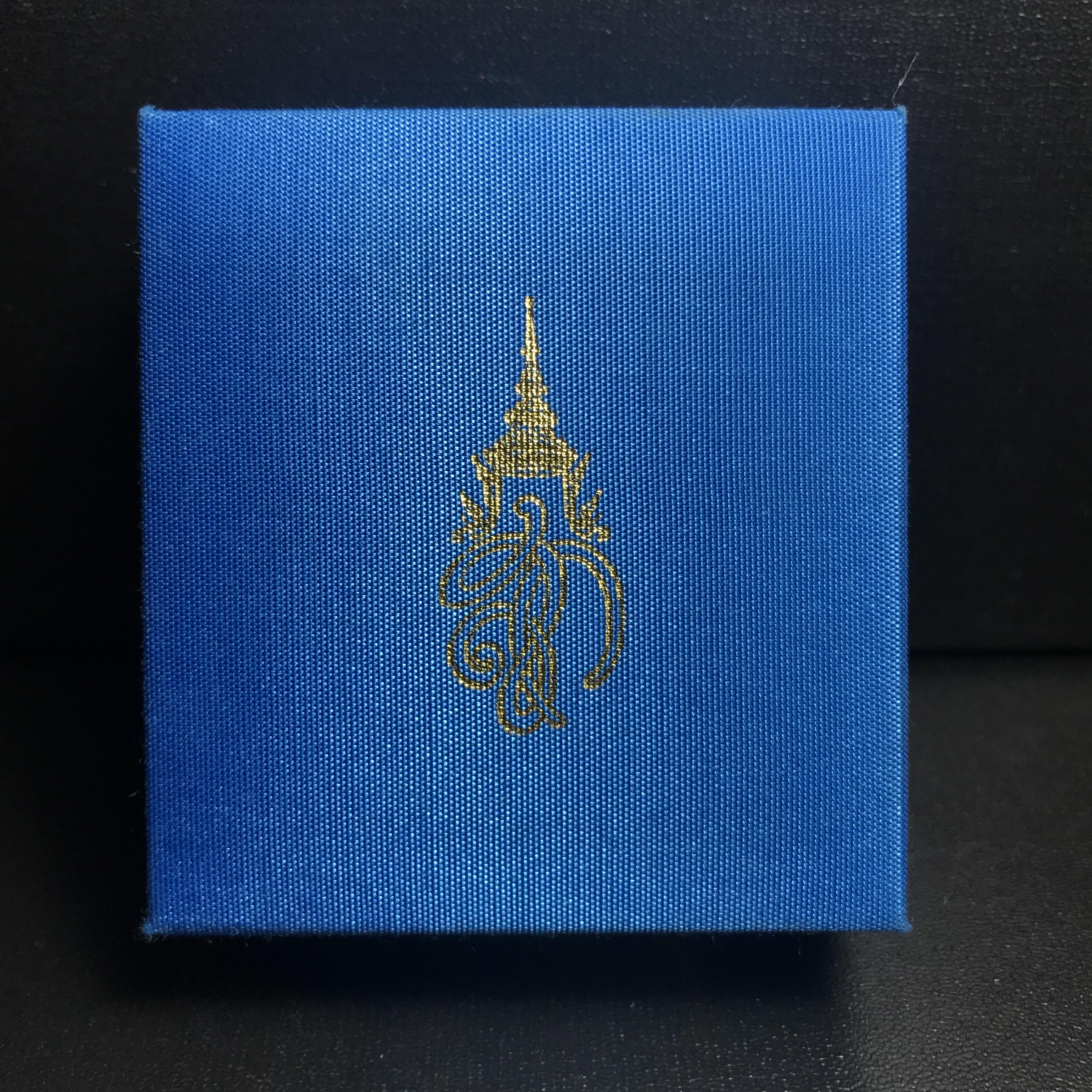 หลวงพ่อทวด รุ่น สก. วัดห้วยมงคล พิมพ์สี่เหลี่ยมเล็ก หลังฝังชิ้นเนื้อบางขุนพรม กรรมการสามโค๊ต(ตอกเลข) เนื้อขาวผสมผงเก่าบางขุนพรหม รุ่น2(1ใน 999องค์)
