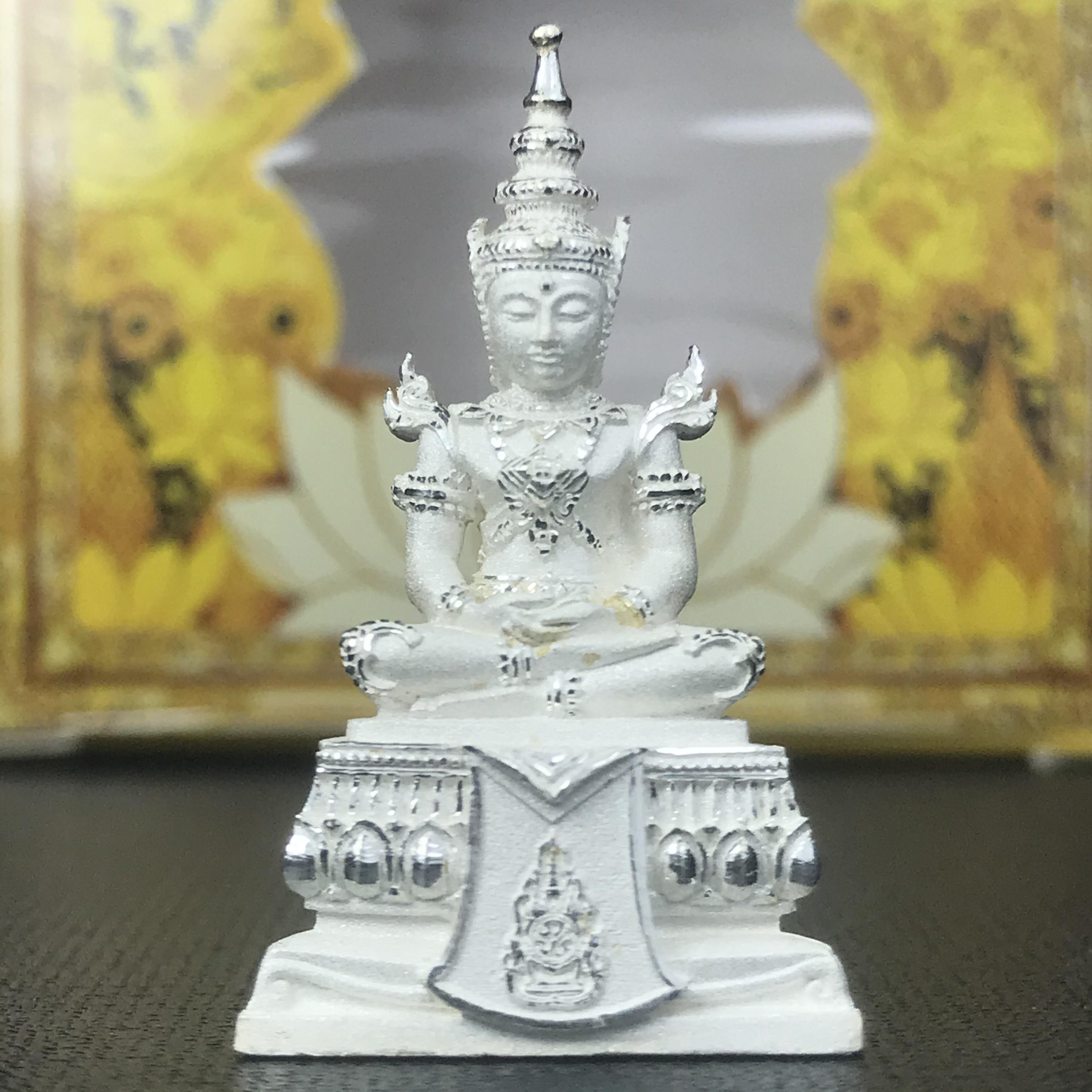 พระแก้วมรกต(จำลอง)ลอยองค์ ขนาดหน้าตัก 1/2 นิ้ว ทรงเครื่องฤดูร้อน เนื้อเงิน ตราสัญลักษณ์ฉลองสิริราชสมบัติ ครบ 60 ปี พ.ศ.2549(สภาพสวย ครบ สมบูรณ์))