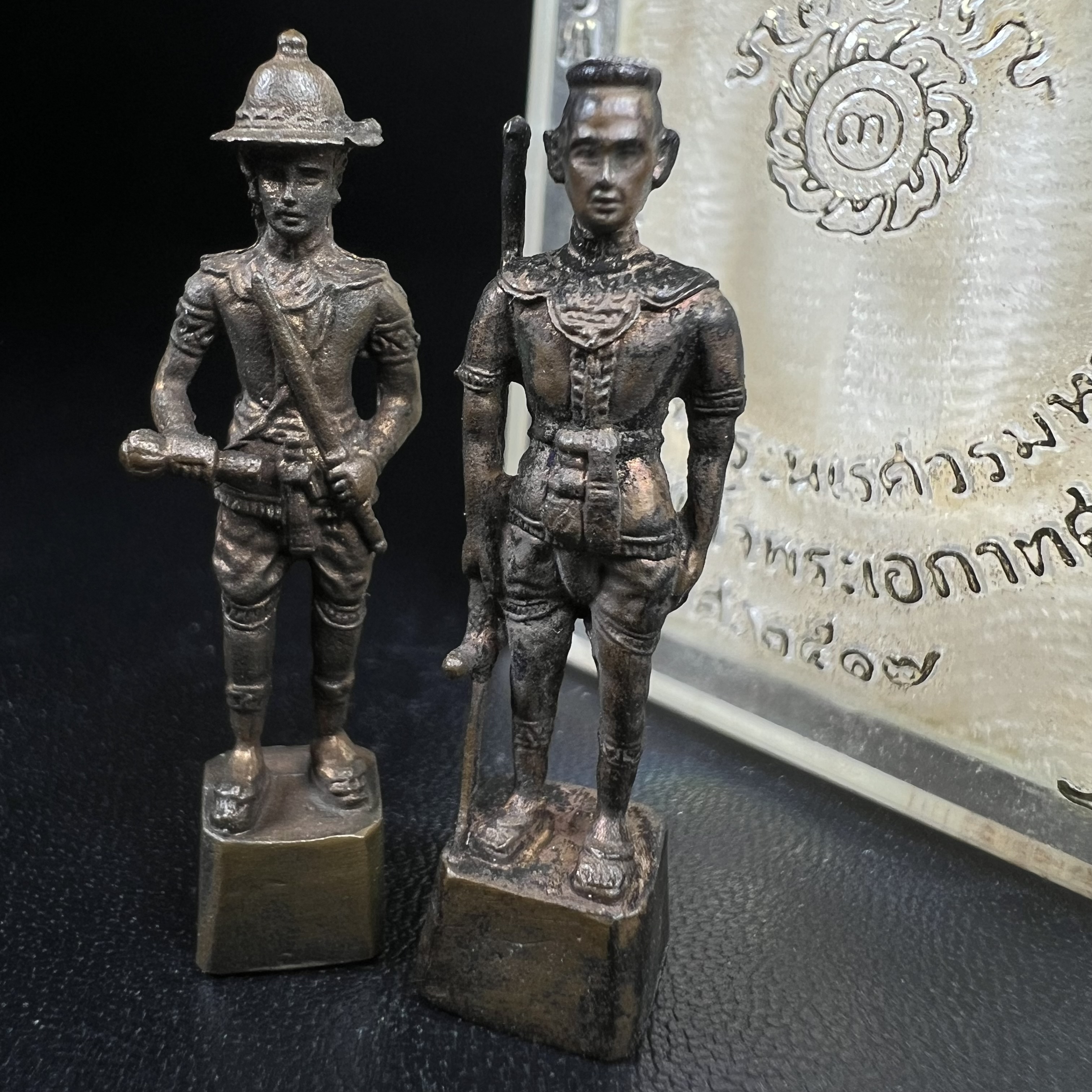 พระกริ่งสมเด็จพระนเรศวร-พระกริ่งสมเด็จพระเอกาทศรถ กองทัพภาคที่3จัดสร้าง ปี2517 เนื้อนวโลหะครบชุด 2องค์กล่องบรรจุเดิมครบสมบูรณ์(หายาก)(1ใน 300ชุด)(ในหลวง ร.9 เสด็จในพิธี)ปลุกเสกโดยพระคณาจารย์ชื่อดังในยุคนั้น7วัน7คืน(หลวงปู่โต๊ะ วัดประดู่ฉิมพลี ร่วมปลุกเสก)