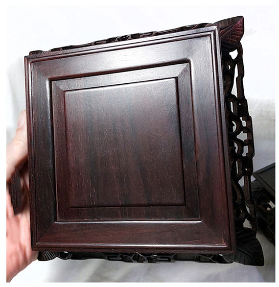 กี๋หรือฐานไม้สไตล์จีน สำหรับวางของตั้งโชว์ ท๊อป11.5cmx11.5cm ตัวละ