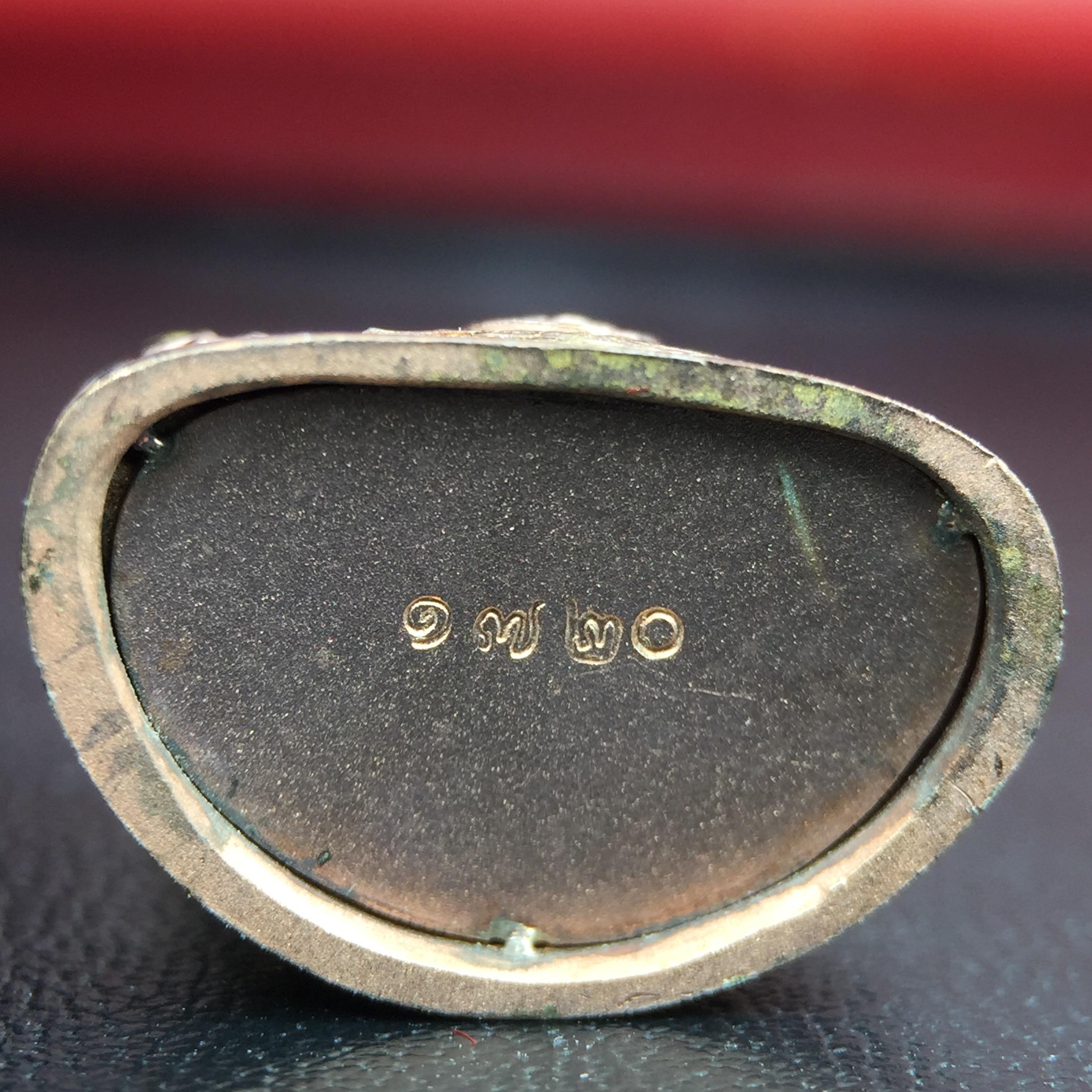 พระแก้วมรกต ภปร.(รุ่นแรก) ปี2545 จัดสร้างในมหาวโรกาส พระบาทสมเด็จพระเจ้าอยู่หัวรัชกาลที่ 9 ครบรอบ 75 พรรษา และฉลองกรุงรัตนโกสินทร์ครบ 220 ปี พิมพ์ลอยองค์ใหญ่ เนื้อเงินบริสุทธิ์ 92.5%(สามกษัตริย์) ขนาด 19*35 มม. พร้อมกล่อง สวยครบสมบูรณ์(องค์หมายเลข ๑๗๒๐)