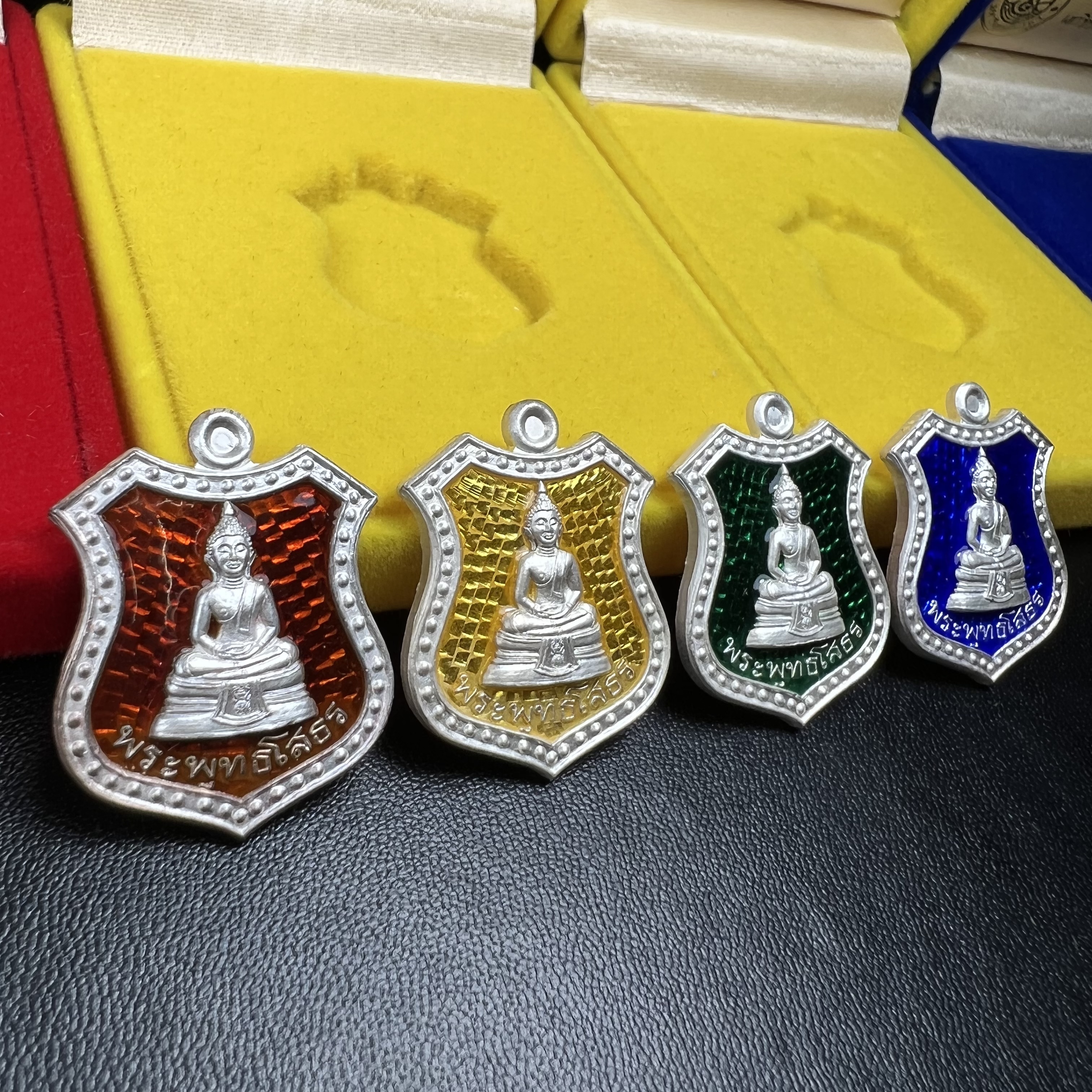 เหรียญหลวงพ่อโสธร ภปร. รุ่นกาญจนาภิเษก จัดสร้างในมงคลวโรกาสที่พระบาทสมเด็จพระเจ้าอยู่หัวรัชกาลที่9 เสด็จเถลิงถวัลย์สิริราชสมบัติ ครบ 50 ปี ในพุทธศักราช 2539 เนื้อเงินลงยา(สีแดง สีเหลือง สีน้ำเงิน สีเขียว)ครบชุดรวม 4 เหรียญ(พิธีใหญ่เข้มขลัง)1 ใน 9950 ชุด