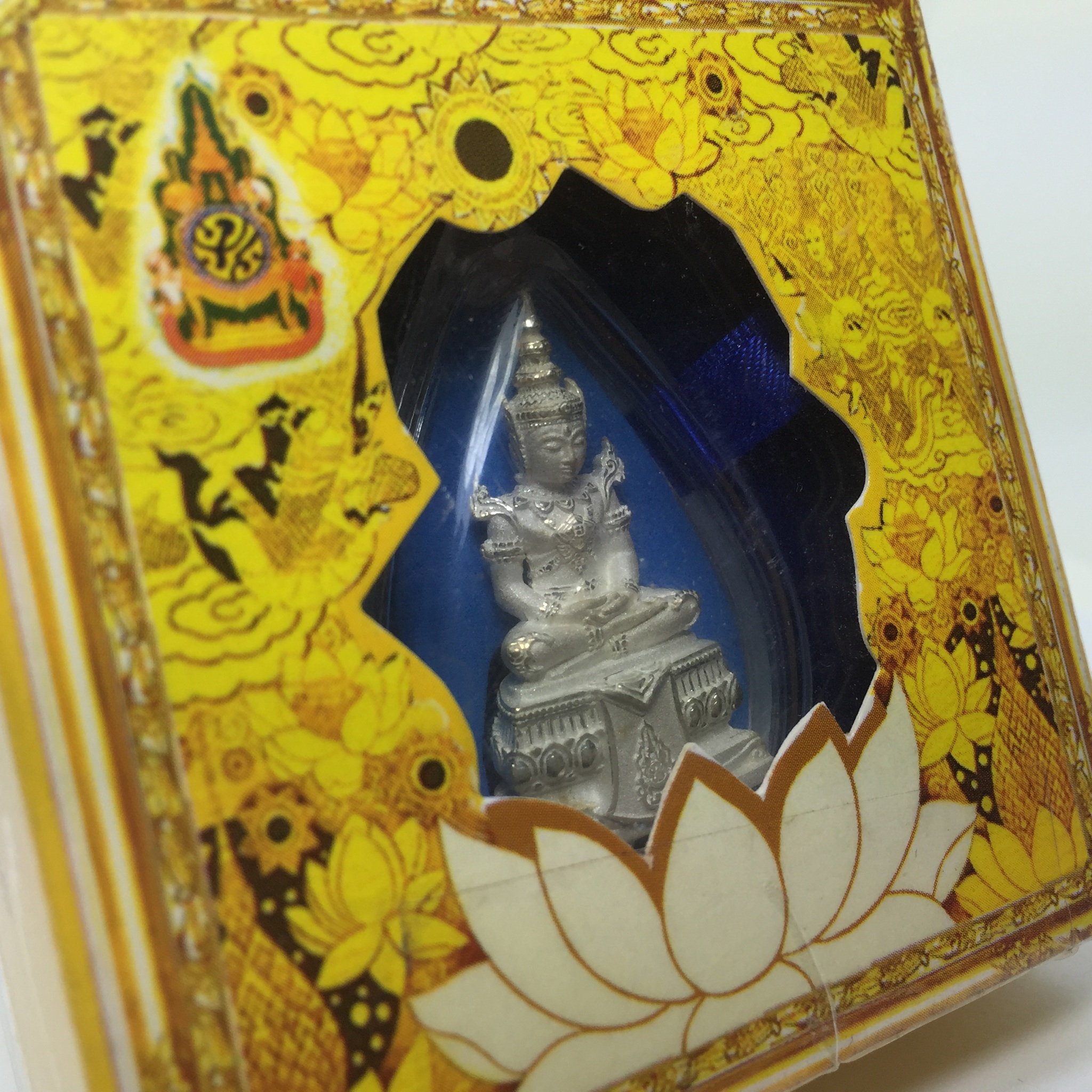 พระแก้วมรกต(จำลอง)ลอยองค์ ขนาดหน้าตัก 1/2 นิ้ว ทรงเครื่องฤดูร้อน เนื้อเงิน ตราสัญลักษณ์ฉลองสิริราชสมบัติ ครบ 60 ปี