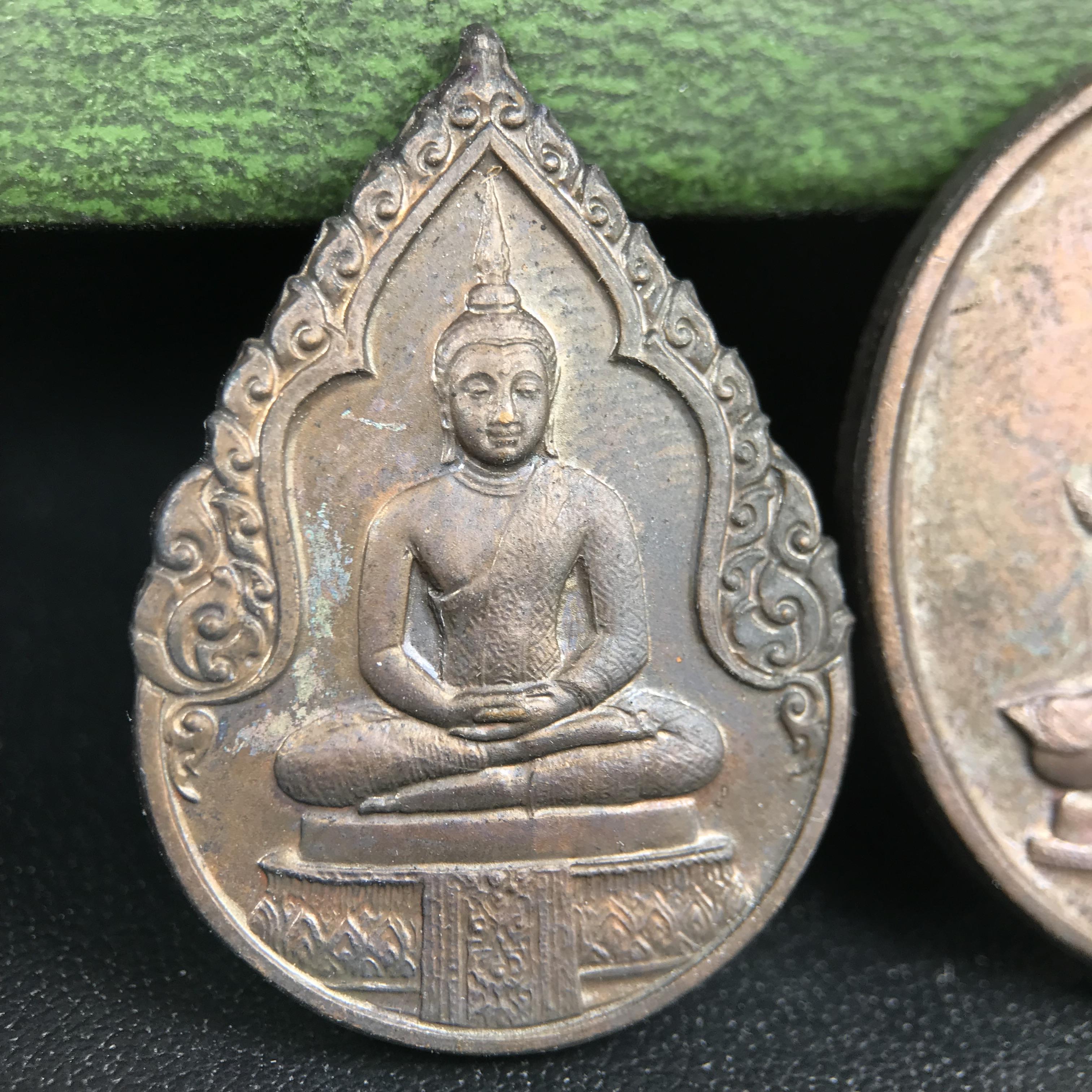 เหรียญพระแก้วมรกตหลัง ภปร. ฉลองกรุงรัตนโกสินทร์ครบ 200 ปี พ.ศ.2525 เนื้อทองแดงกล่องบรรจุเดิมครบ3พิมพ์(บล็อกพระราชศรัธา)(ในหลวงรัชกาลที่9 เสด็จในพิธี)พระคู่บ้านคู่เมือง...พระดี...พิธีใหญ่