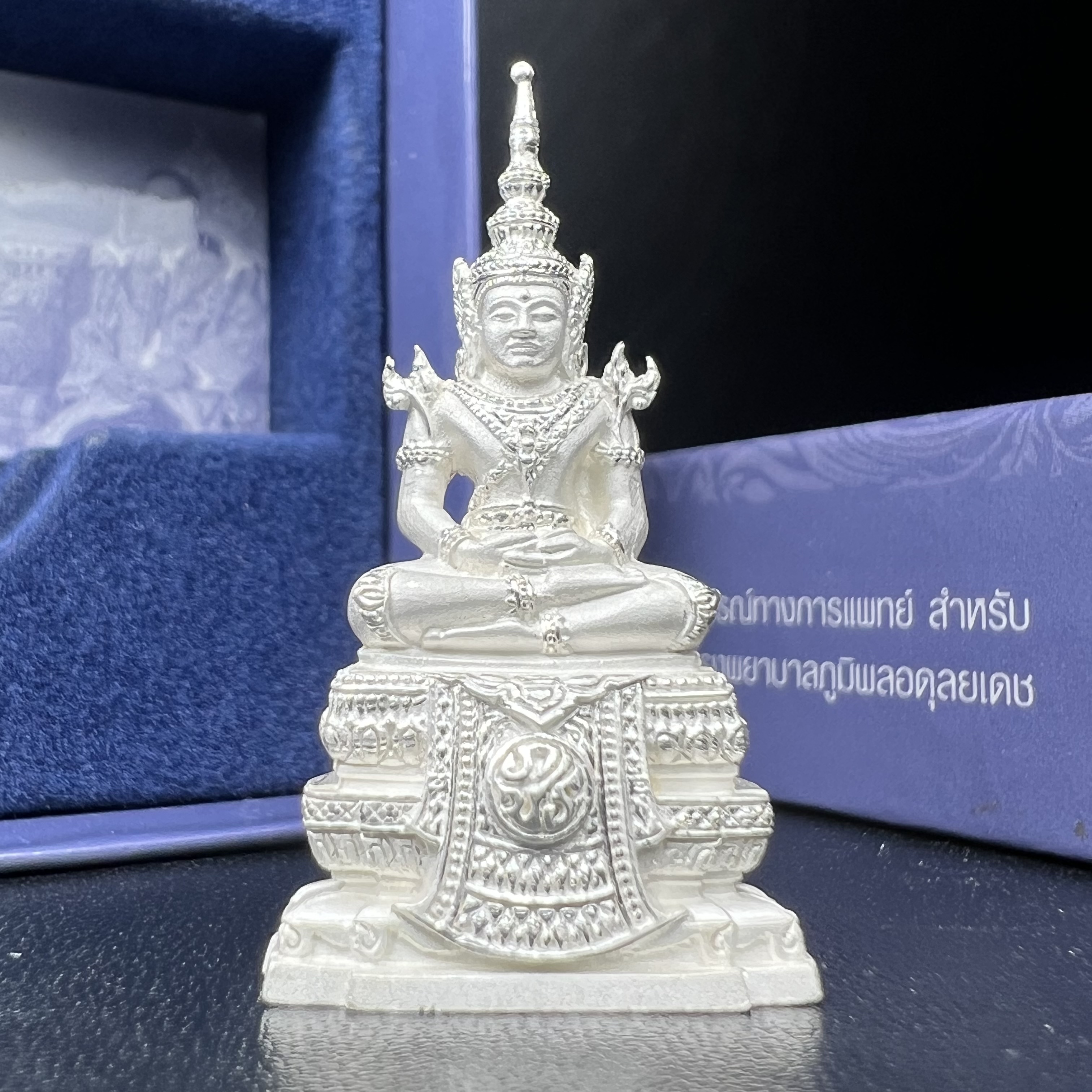 พระแก้วมรกต ภปร. ปี2547 จัดสร้างโดย รพ.ภูมิพลฯ เนื้อเงิน ลอยองค์ หน้าตัก 1/2 นิ้ว งดงามทรงคุณค่าอีกหนึ่งรุ่นยอดนิยม หายาก(1ใน3000องค์)