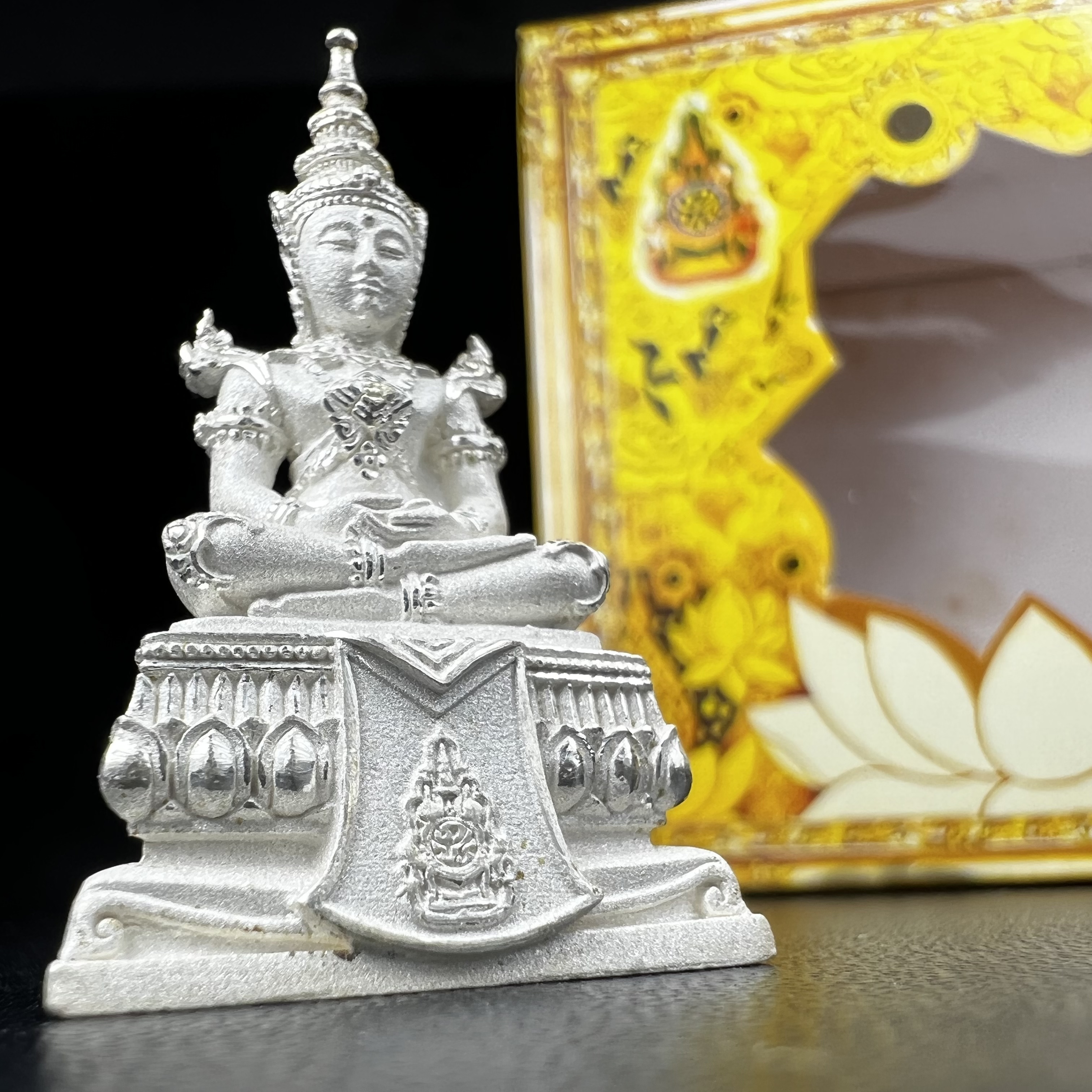 พระแก้วมรกต(จำลอง)ลอยองค์ ขนาดหน้าตัก 1/2 นิ้ว ทรงเครื่องฤดูร้อน เนื้อเงิน ตราสัญลักษณ์ฉลองสิริราชสมบัติ ครบ 60 ปี พ.ศ.2549(สภาพสวย ครบ สมบูรณ์))