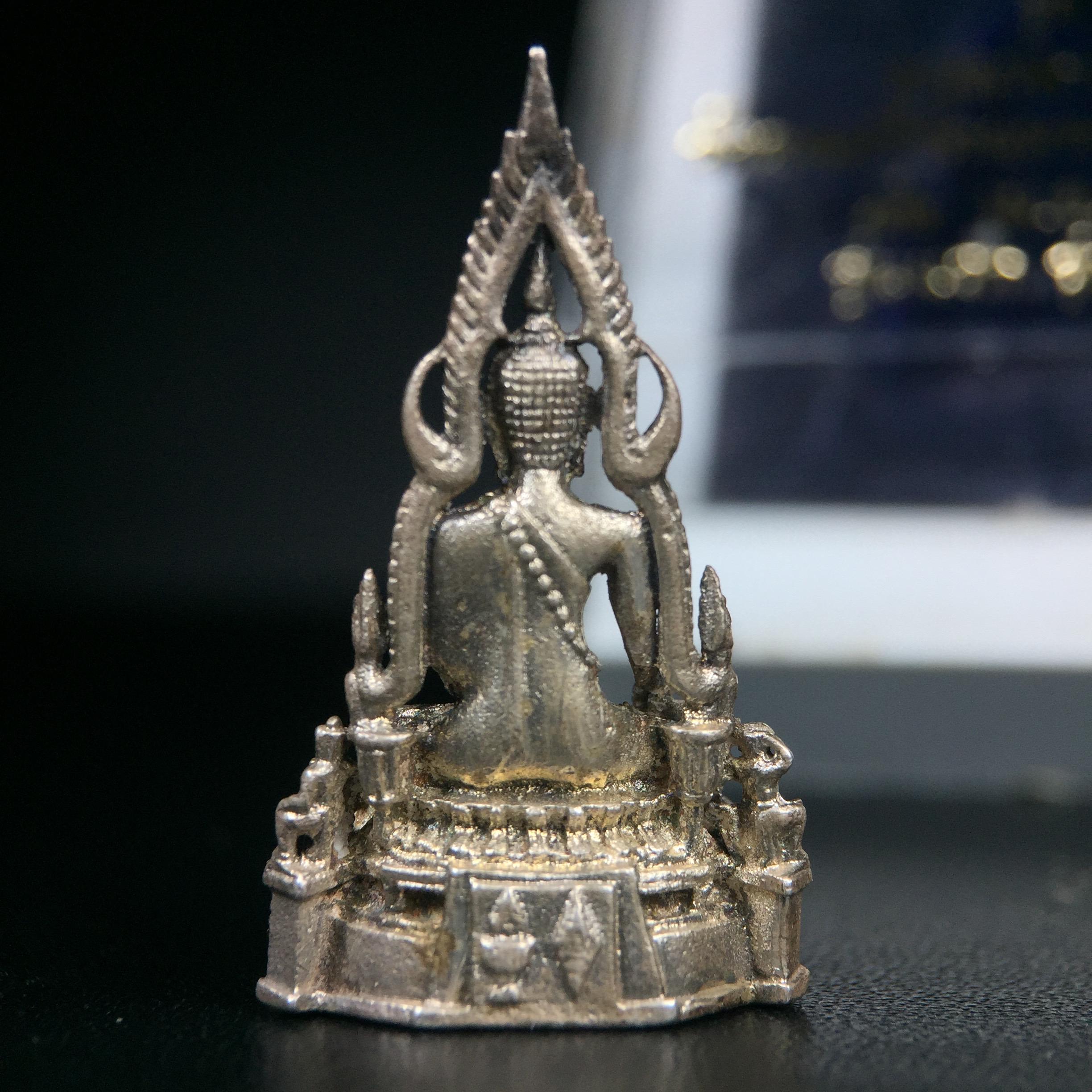 พระกริ่งพุทธชินราช รุ่นพระมาลาเบี่ยง ปี พ.ศ.2520 (รุ่นแรก รุ่นเดียว) วัดพระศรีรัตนมหาธาตุ พิษณุโลก ปี 2520 พิมพ์ใหญ่เนื้อเงิน(ผิวเดิมสวยติดรุ้งนิดๆผิวขึ้นน้ำทองสวยมีเสน่ห์ตามกาลเวลา)พิธีใหญ่ เกจิในยุคร่วมเสกมากมาย(องค์หมายเลขสวย เลขเบิ้น เลขคู่ ๕๕๓๓)