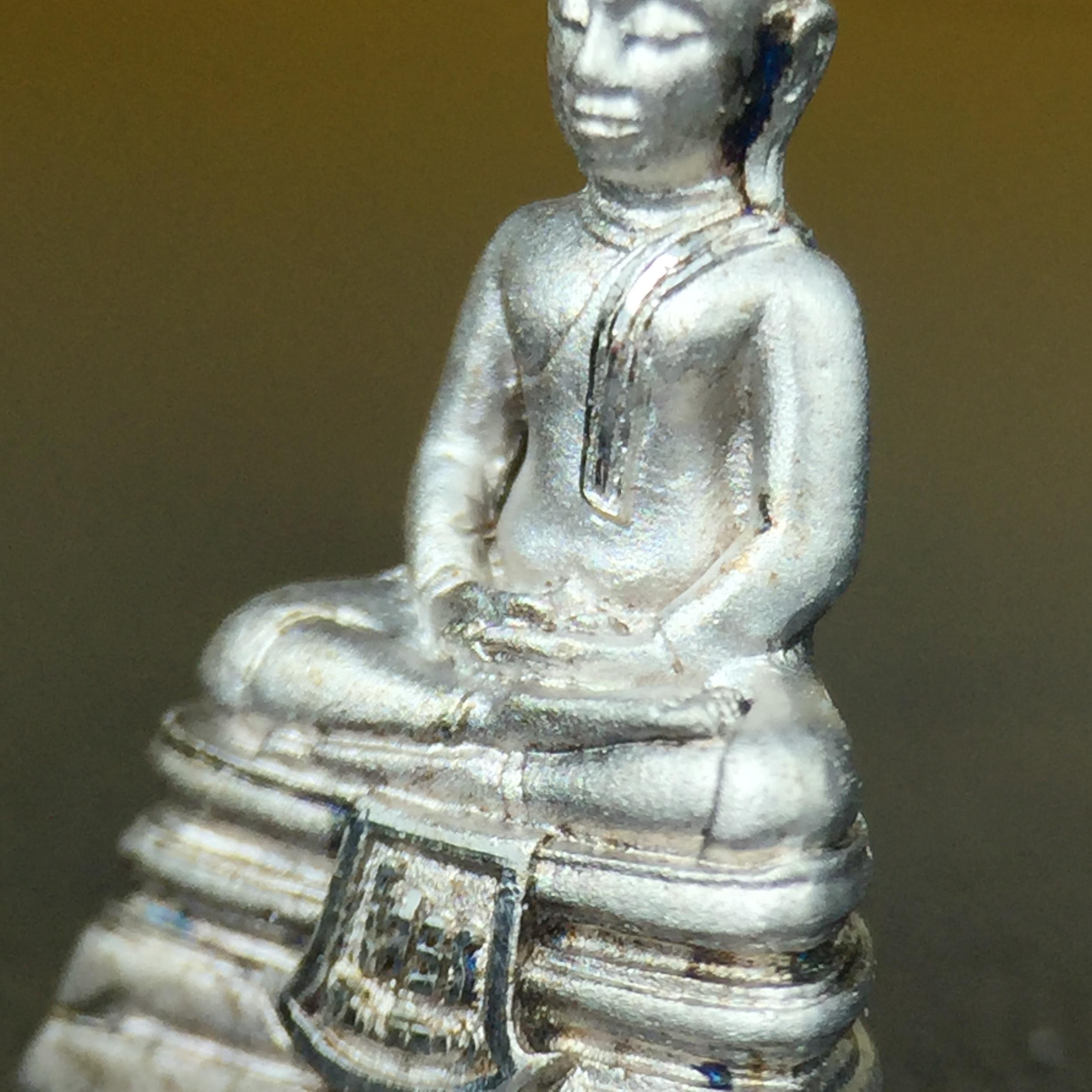 พระพุทธโสธร คุ้มเกล้าฯ ภปร.(ใต้ร่มพระบารมี คุ้มเกล้า) 60ปี รพ.ภูมิพลฯ พ.ศ.2552 เนื้อเงิน ชุบทองคำขาว(ลอยองค์พิมพ์ เล็ก ขนาด 11.5*10.5 มม.) 1 ใน 20000 องค์