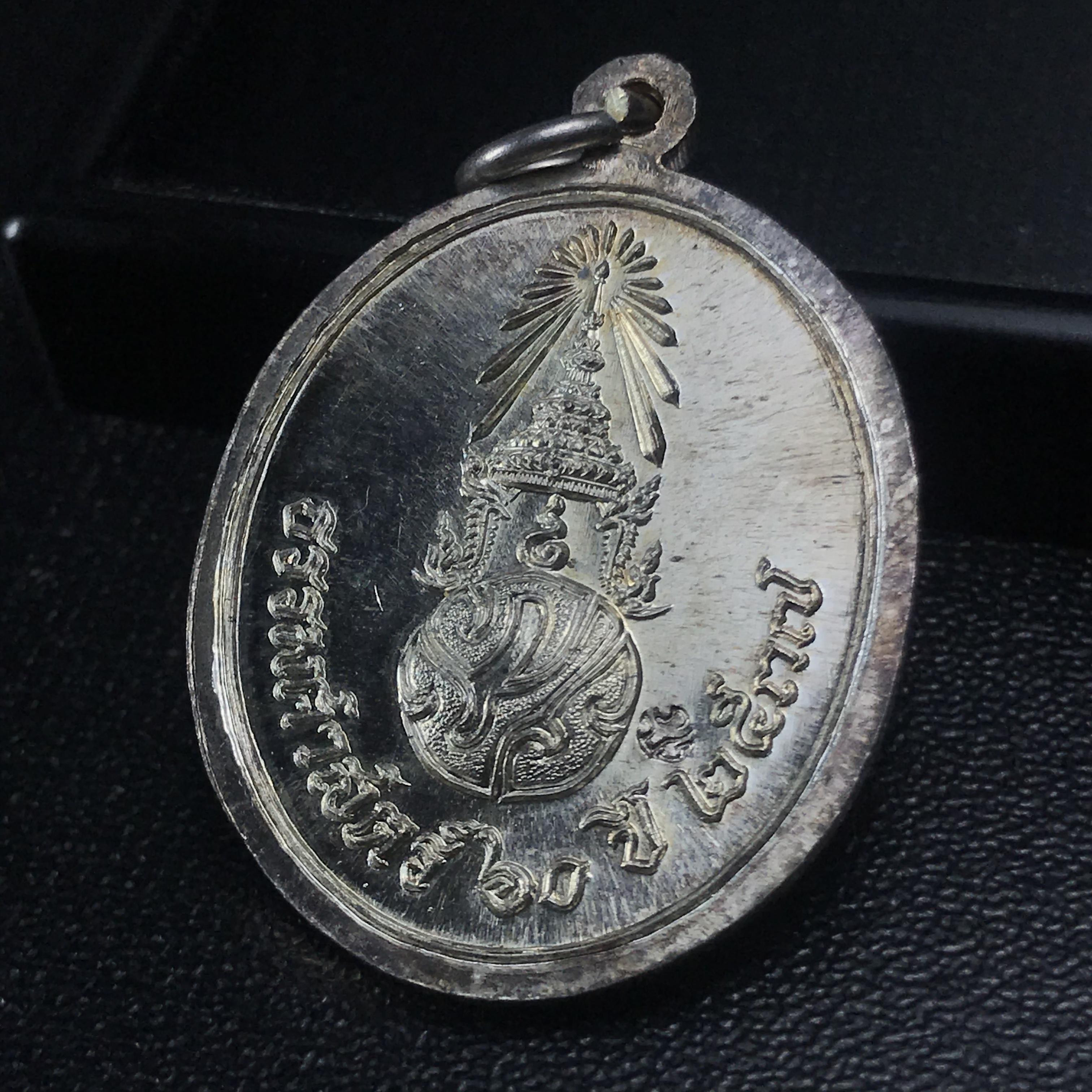 เหรียญพระพุทธสิหิงค์ ภปร. รุ่นมหาลัยธรรมศาสตร์ 60ปี พ.ศ.2537 พิมพ์เล็ก เนื้อเงินผิวเดิม(ในหลวงรัชกาลที่9เสด็จในพิธี)(หลวงตามหาบัวร่วมปลุกเสก)