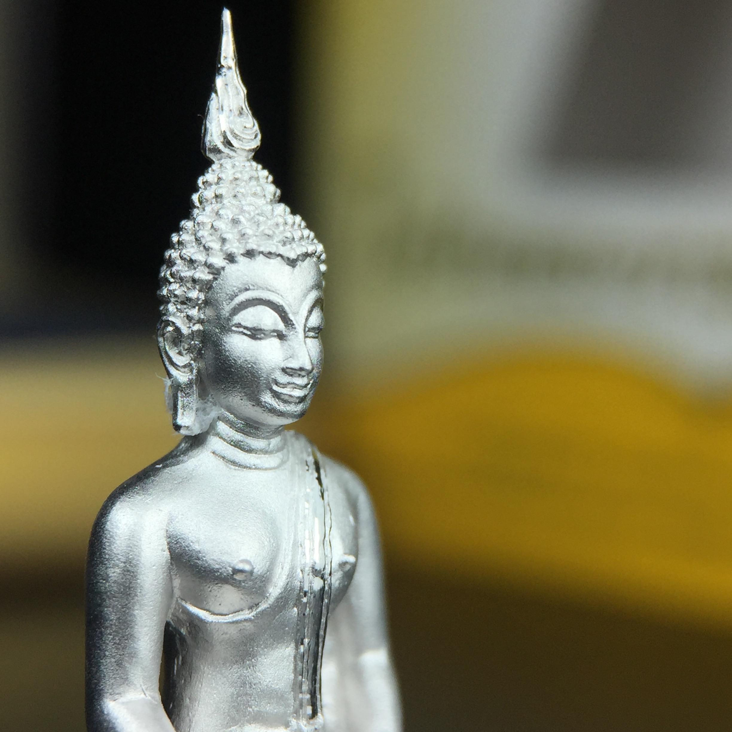 พระพุทธรูปคุ้มเกล้าฯ ภปร.(ใต้ร่มพระบารมี คุ้มเกล้า) 60ปี โรงพยาบาลภูมิพลฯ พ.ศ.2552 เนื้อเงิน ชุบทองคำขาว(พิมพ์ใหญ่ขนาด 35.5*24 มม.)สภาพสวยเดิมพร้อมกล่องบรรจุเดิม ตอกโค๊ดหมายเลขกำกับ หายาก(1ใน5000 องค์)