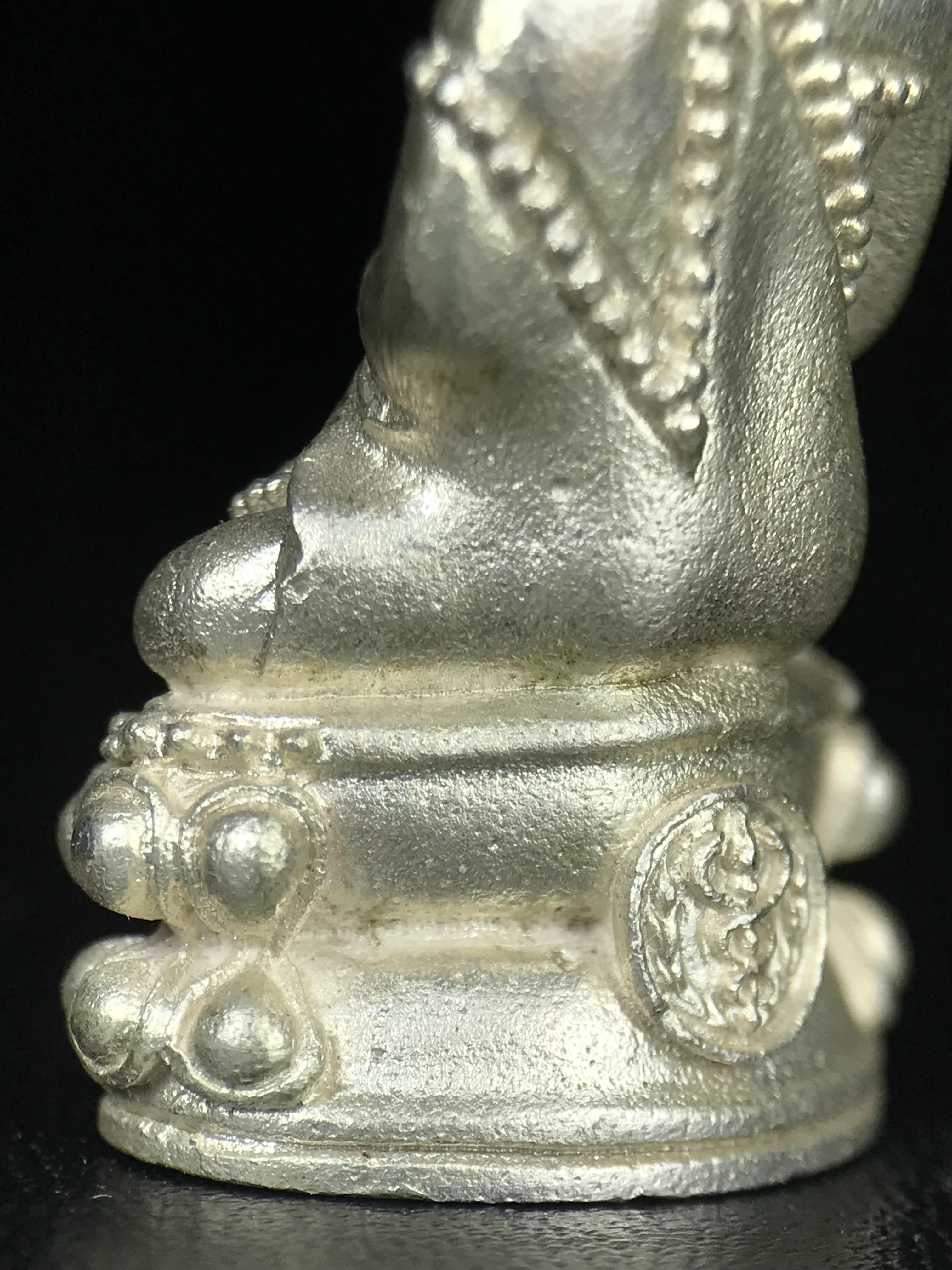 พระกริ่งศิรากาศ ภปร.(พระกริ่งคุ้มเกล้า)วัตถุมงคล"คุ้มเกล้าฯ" มูลนิธิ “คุ้มเกล้า” ในพระบรมราชูปถัมภ์ จัดสร้าง โรงพยาบาลภูมิพล เนื้อเงิน(พิมพ์หน้าไทย)(สภาพผิวขึ้นน้ำทองทั่วองค์สวยมากมาก!!)(ในหลวงรัชกาลที่9เสด็จเททอง)(พิธีใหญ่)(นิยม)