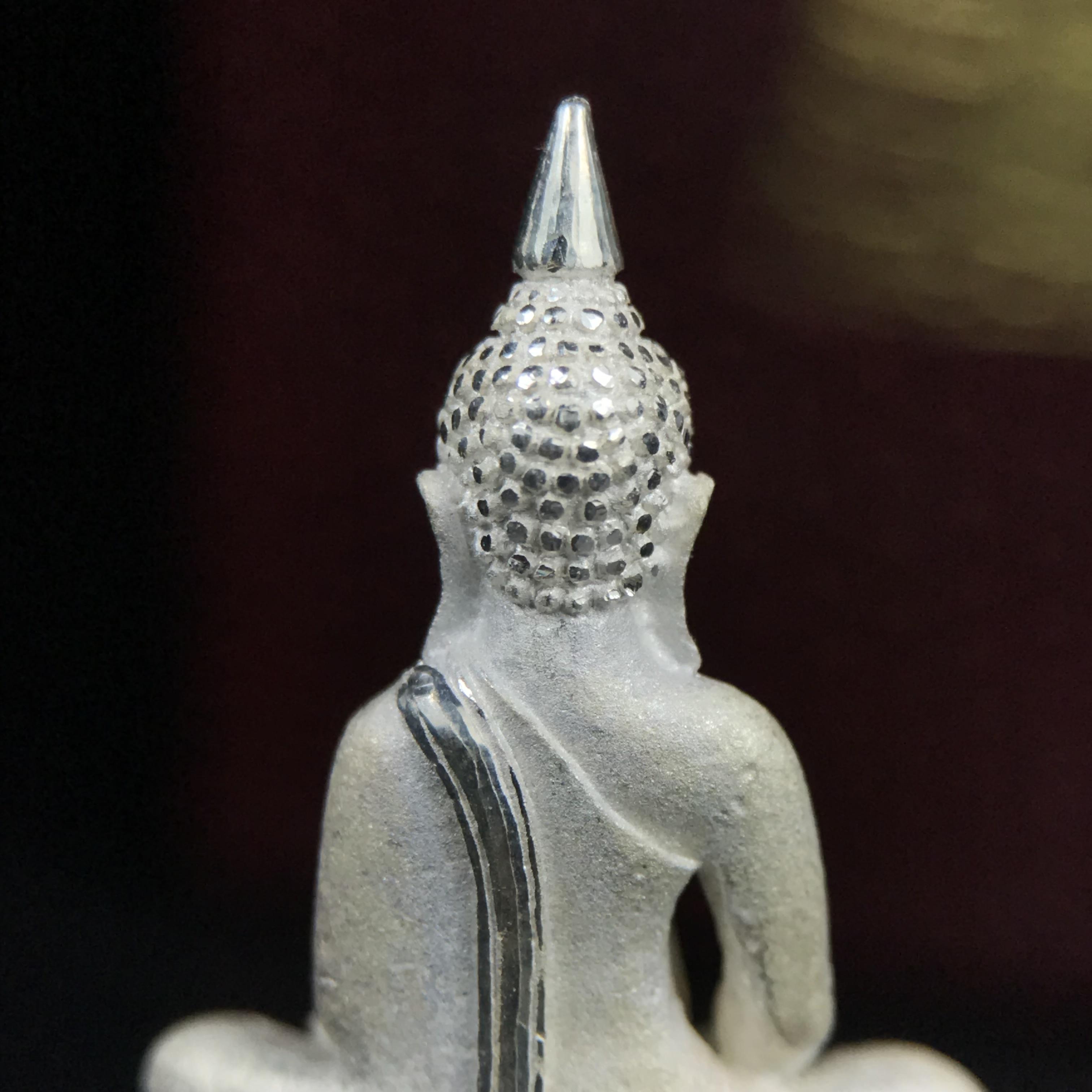 พระพุทธโสธร(หลวงพ่อโสธร) รุ่นสร้างอุโบสถ ปี2539 เนื้อเงินทรายนวลขัดเงาบางส่วน ลอยองค์พิมพ์ใหญ่ สภาพสวยกล่องบรรจุเดิมครบสมบูรณ์(งานแพรนด้า จิวเวลรี่)สวยงดงาม