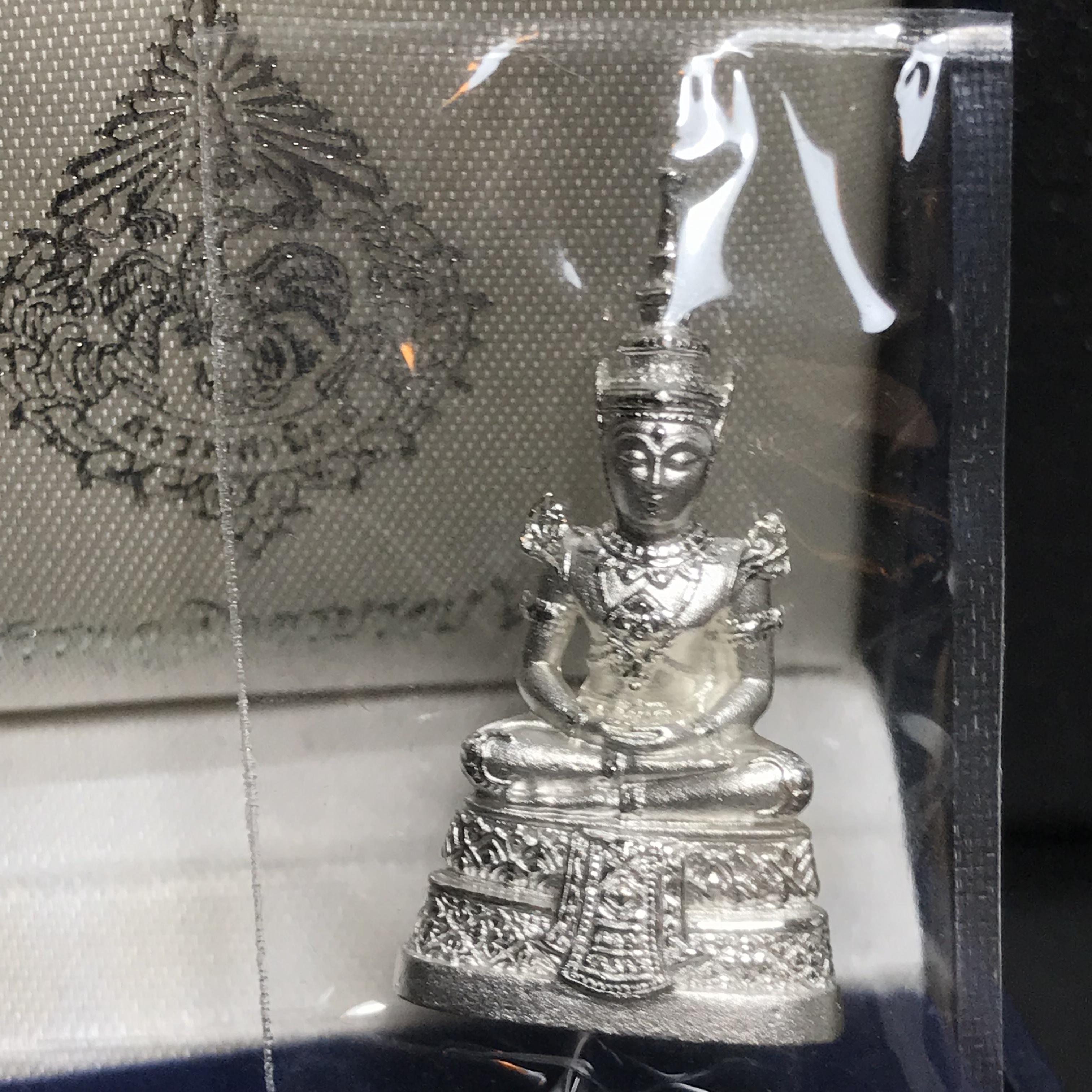 พระแก้วมรกต เนื้อเงินทรายนวลขัดเงา กรมสรรพสามิตจัดสร้างขึ้นเนื่องในโอกาสครบรอบ 64 ปีของกรมสรรพสามิต และเนื่องในวโรกาสที่พระบาทสมเด็จพระเจ้าอยู่หัวทรงครองราชย์ครบ 50 ปีในปีกาญจนาภิเษก เมื่อ พ.ศ.2539(คัดสภาพและเลขสวย)