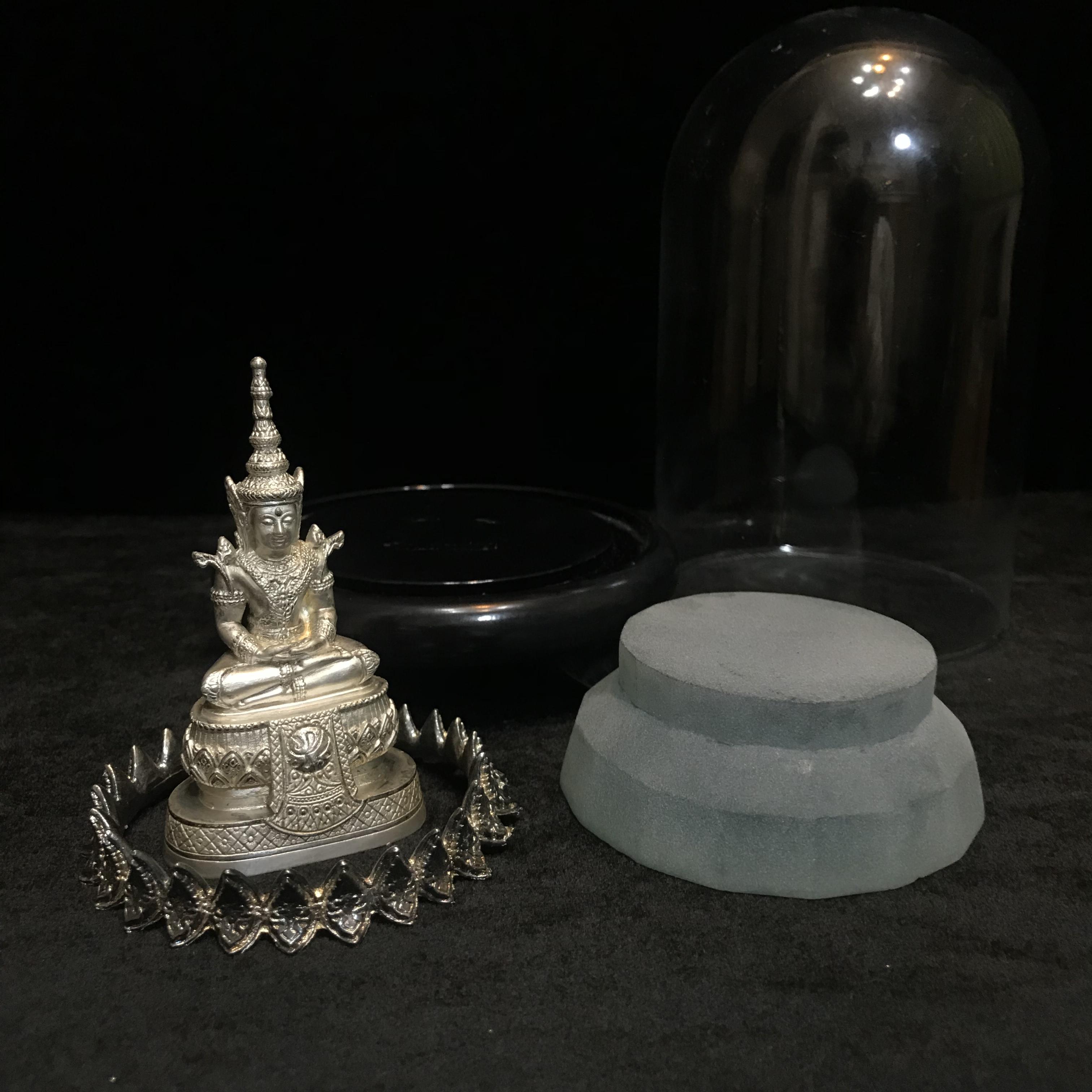 พระแก้วมรกต ภปร.(รุ่นแรก) ปี2545 รุ่นฉลองกรุงรัตนโกสินทร์ครบ 220 ปี หล่อลอยองค์ เนื้อเงิน ขนาดบูชา 50*90 มม. พร้อมฐานวางครอบแก้วเดิม(สวยงามและหายากมาก)