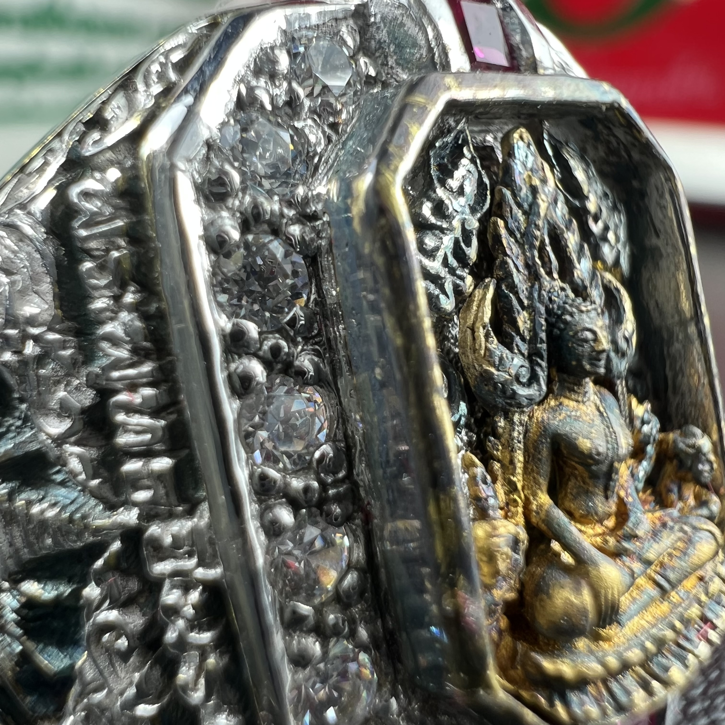 แหวนพระพุทธชินราช ภปร. ในวโรกาสเฉลิมพระชนมายุ6รอบ 5ธันวาคม2542 มูลนิธิพิทักษ์ดวงตาประชาชน จัดสร้าง แหวนเนื้อเงินเคลือบทองคำบริสุทธิ์ประดับเพชร CZ เกรดนอก ตอกโค๊ตและหมายเลข 504(ผลรวมได้ 9 เลขมหามงคลเจริญก้าวหน้าในทุกด้าน) พร้อมกล่องบรรจุเดิมครบ(หายาก)