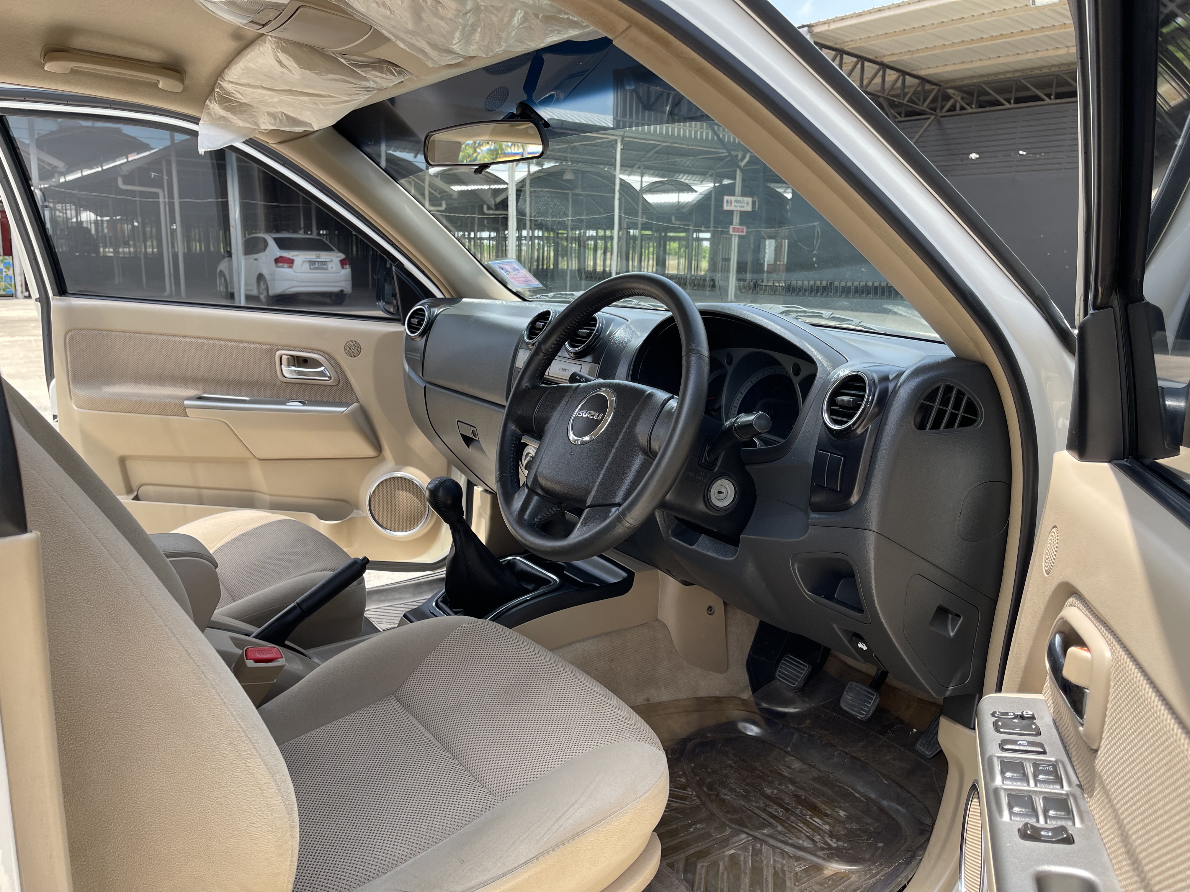 Isuzu Dmax 4ประตู Hilander 2.5 Abs Navi 2010 ขาวมุก