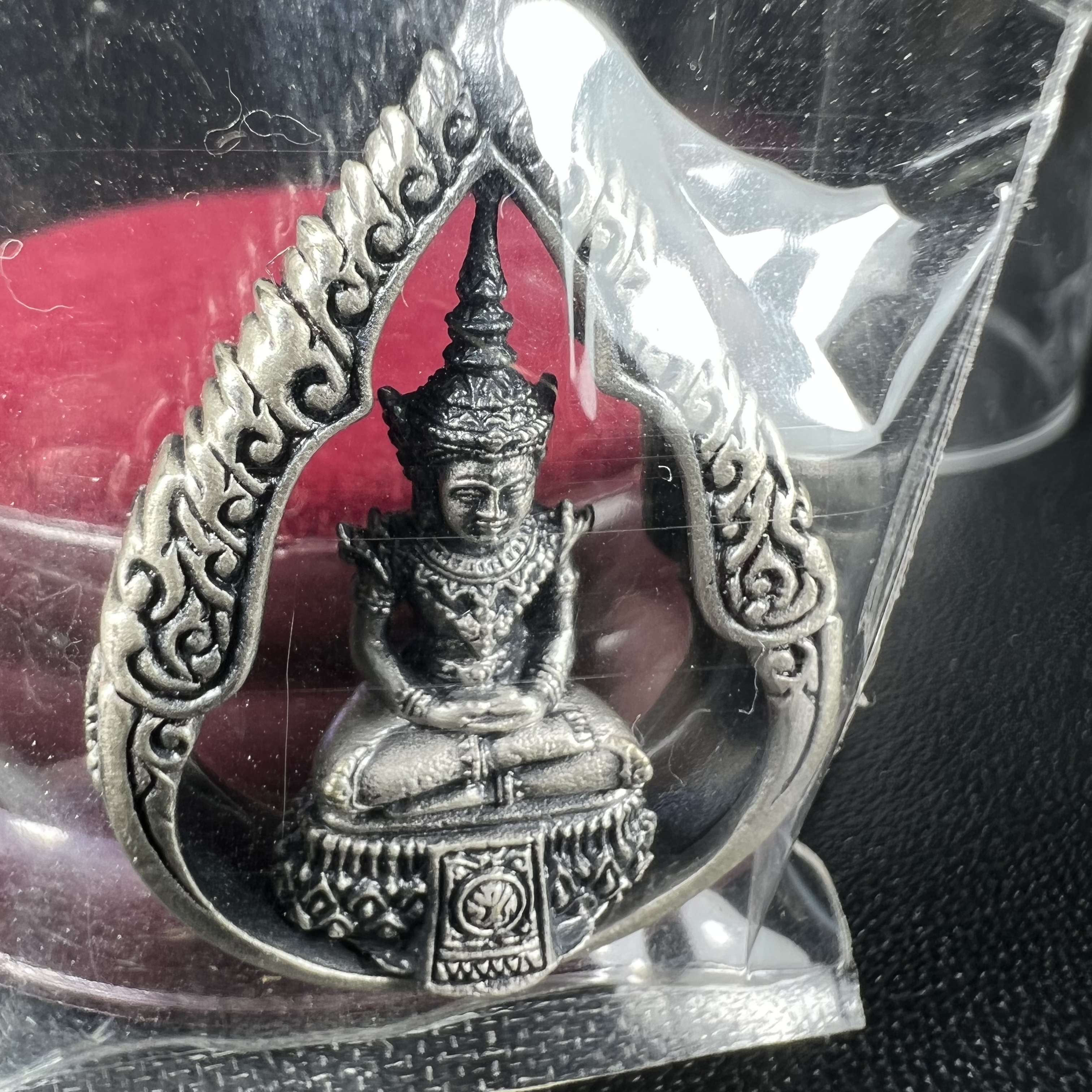 พระแก้วมรกต ภปร.(รุ่นแรก) ปี2545 รุ่นฉลองกรุงรัตนโกสินทร์ครบ 220 ปี พิมพ์ลอยองค์ทรงหยดน้ำ เนื้ออัลปาก้า ชุบเงินลงดำ ขนาด 18*27 มม. พร้อมครอบตั้งโชว์เดิม องค์พระซีนซองเดิม สวยครบสมบูรณ์