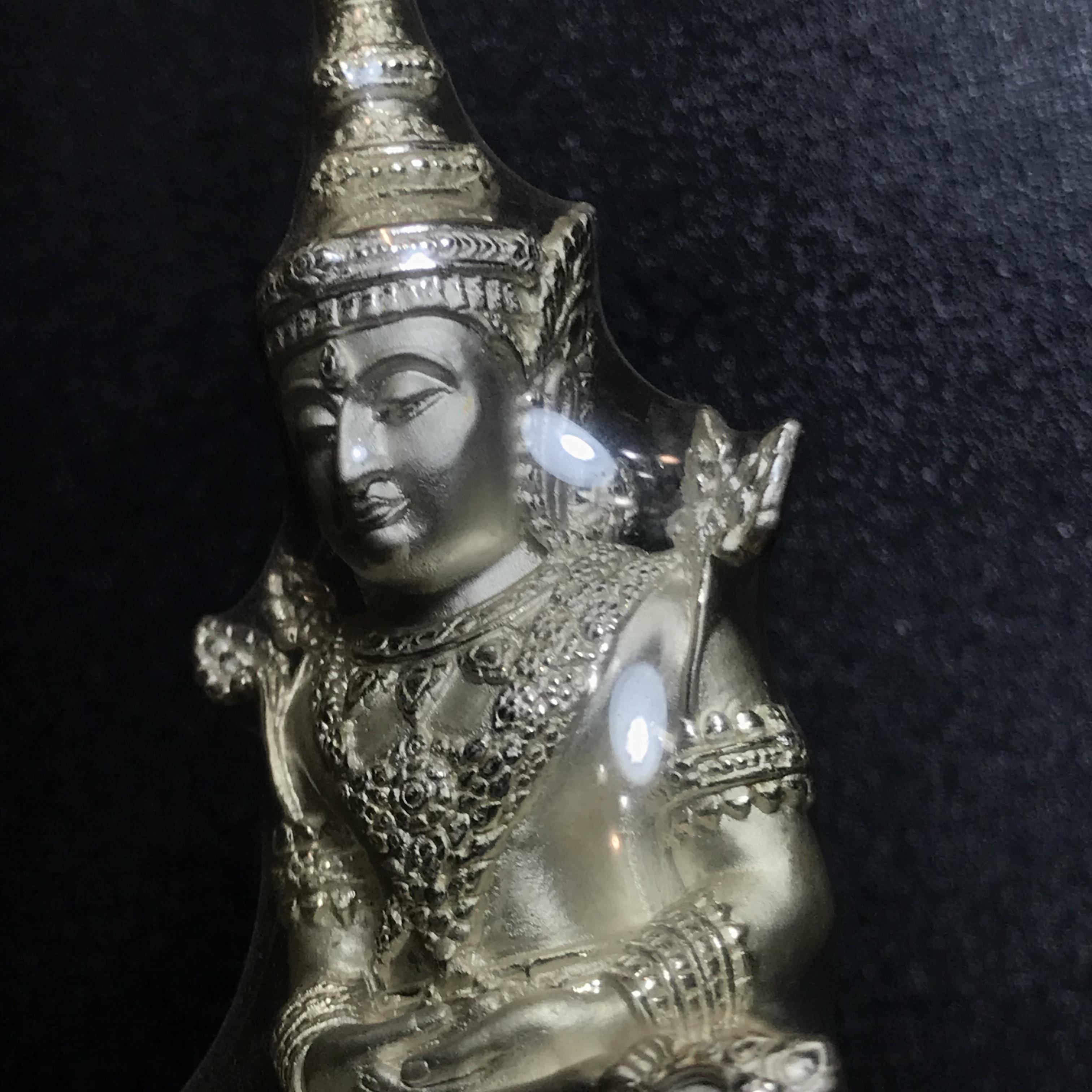 พระแก้วมรกต ภปร. ปี2547 จัดสร้างโดย รพ.ภูมิพลฯ เนื้อเงิน ลอยองค์ หน้าตัก 2 นิ้ว ครอบแก้วเดิม องค์พระซีนเดิมสวยคงสภาพเดิม(1ใน3000องค์)