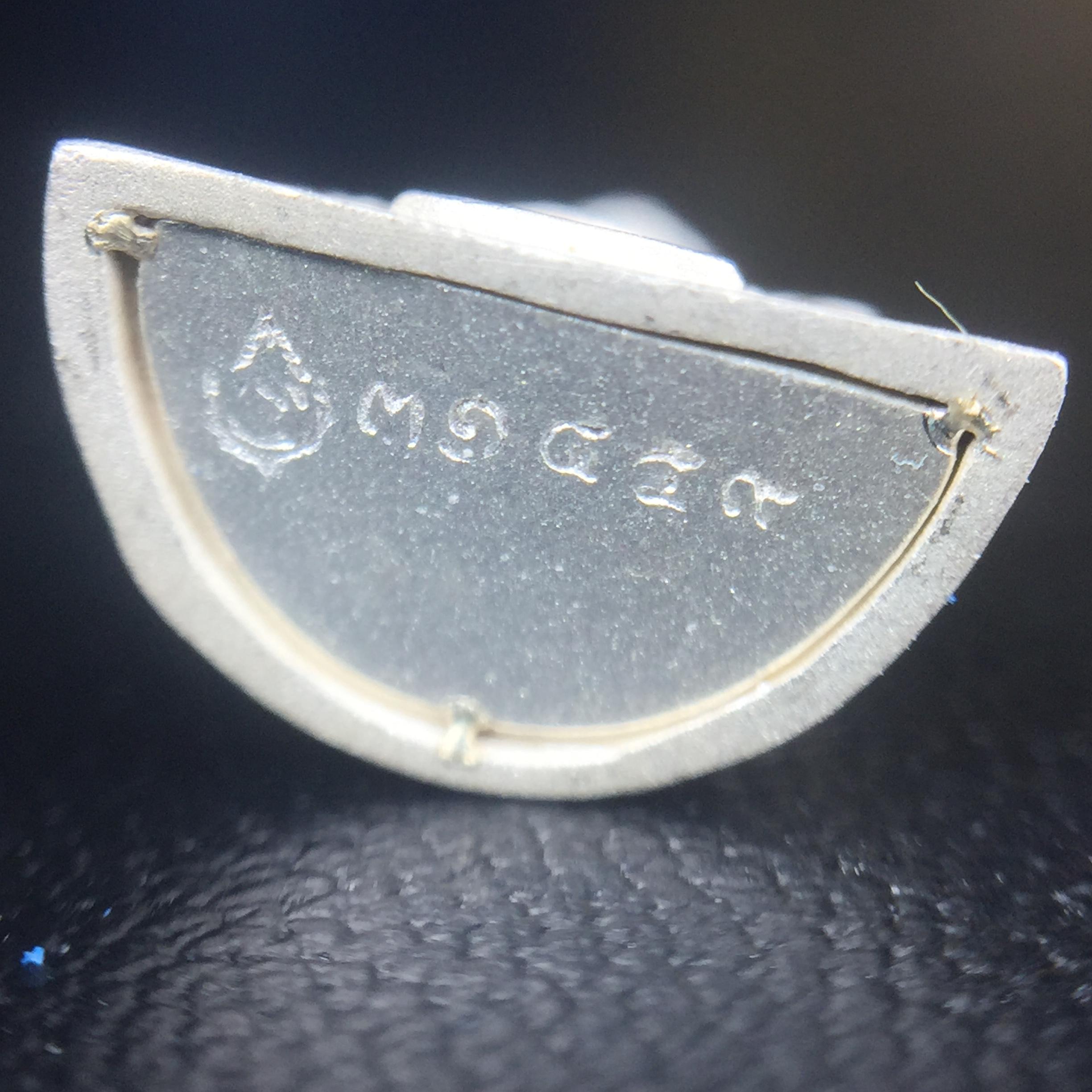 พระแก้วมรกต(จำลอง)ลอยองค์ ขนาดหน้าตัก 1/4 นิ้ว ทรงเครื่องฤดูร้อน เนื้อเงิน ตราสัญลักษณ์ฉลองสิริราชสมบัติครบ 60 ปี พ.ศ.2549