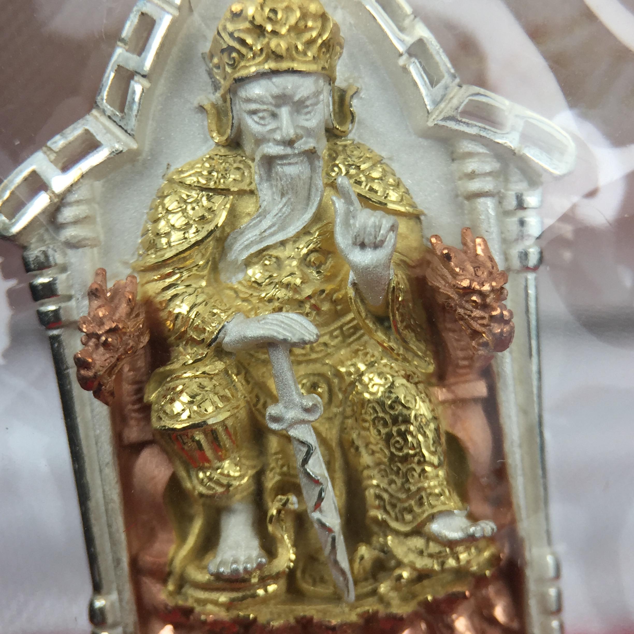 เหรียญรูปเหมือนเจ้าพ่อเสือ (ตั่วเหล่าเอี๊ย)รุ่นสองแผ่นดิน ปี 2542 หลัง ตราสัญลักษณ์ ภปร. 6รอบ 72 พรรษาในหลวงรัชกาลที่9 เสือคาบดาบ เหรียญหล่อ 3 มิติ เนื้อเงินสามกษัตริย์ พิมพ์ใหญ่ ปลุกเสก ณ วัดมังกรกมลาวาส(เล่งเน่ยยี่)สภาพสวยซีนซองเดิมกล่องครบเดิม