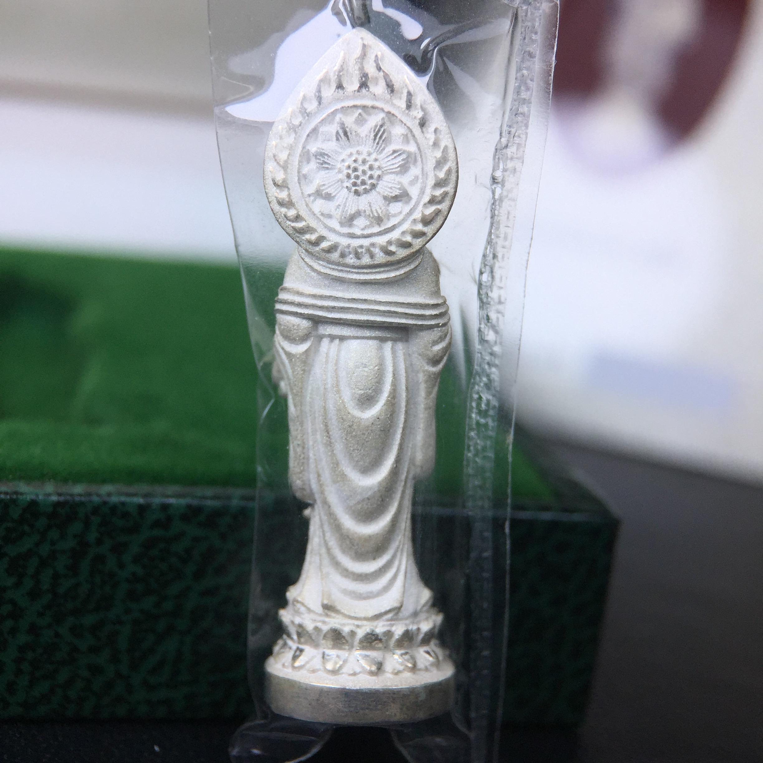 พระโพธิสัตว์อวโลกิเตศวร (เจ้าแม่กวนอิม) รุ่นฉลองปีกาญจนาภิเษก ปี 2540 เนื้อเงินบริสุทธิ์ 99.9%(นวลเงา) เทศบาลนครหาดใหญ่จัดสร้างถวายเฉลิมพระเกียรติพระบาทสมเด็จพระเจ้าอยู่หัวทรงครองสิริราชสมบัติครบ 50 ปี(สภาพซีนซองเดิมกล่องบรรจุการ์ดใบรับรองเดิมครบ)หายาก